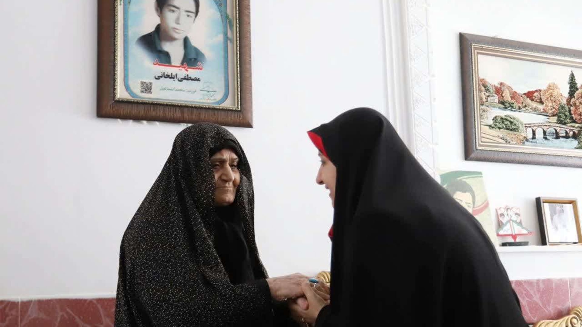 معاون رئیس‌جمهور در امور زنان و خانواده رئیس جمهور با خانواده شهیدان ایلخانی در خمین دیدار کرد