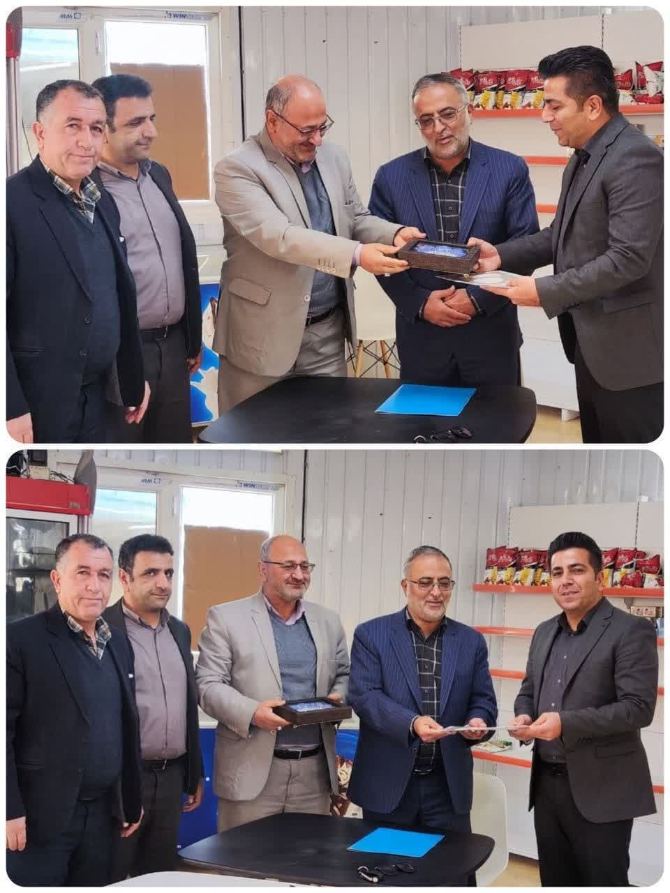 ✅ تقدیر از مدیریت بهره برداری غار نخجیر 

🔺 ابوالفضل قاسمی فرماندار شهرستان دلیجان به همراه محسن اشرفی معاون اداری فرماندار، حمید یوسفی رئیس شورای اسلامی شهر دلیجان و حسین خاکباز رئیس اداره میراث فرهنگی صنایع دستی و گردشگری شهرستان دلیجان صبح پنجشنبه 29 آذر 1403 ضمن بازدید از مجموعه گردشگری غار نخجیر، با اهدای لوح سپاس و هدیه ای به رسم یادبود، از تلاش های دلسوزانه و اقدامات انجام شده در راستای میزبانی شایسته از گردشگران و نیز تعاملات مثبت مدیریت بهره برداری مجموعه گردشگری غار نخجیر در طول دوره فعالیت با مدیریت شهرستان، تقدیر  و تشکر نمودند.

🔺در ادامه بهره بردار مجموعه نیز ضمن تشکر از رهنمودهای مستمر و ارزشمند فرماندار، از مساعدت های ویژه فرمانداری شهرستان در طول مدت فعالیت مجموعه قدردانی نمود‌.