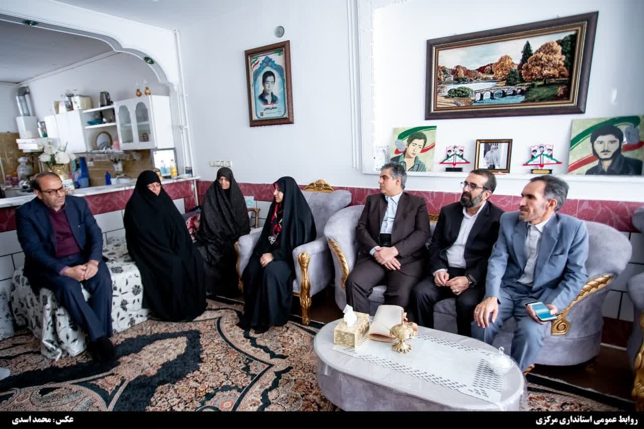 تجلیل معاون رئیس جمهور از مادر شهیدان "ایلخانی" در شهر خمین