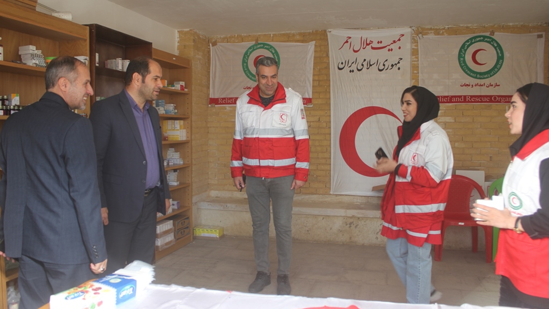 سرپرست فرمانداری از وضعیت خدمات رسانی پزشکان جمعیت هلال احمر در بیت حضرت امام (ره) بازدید کرد