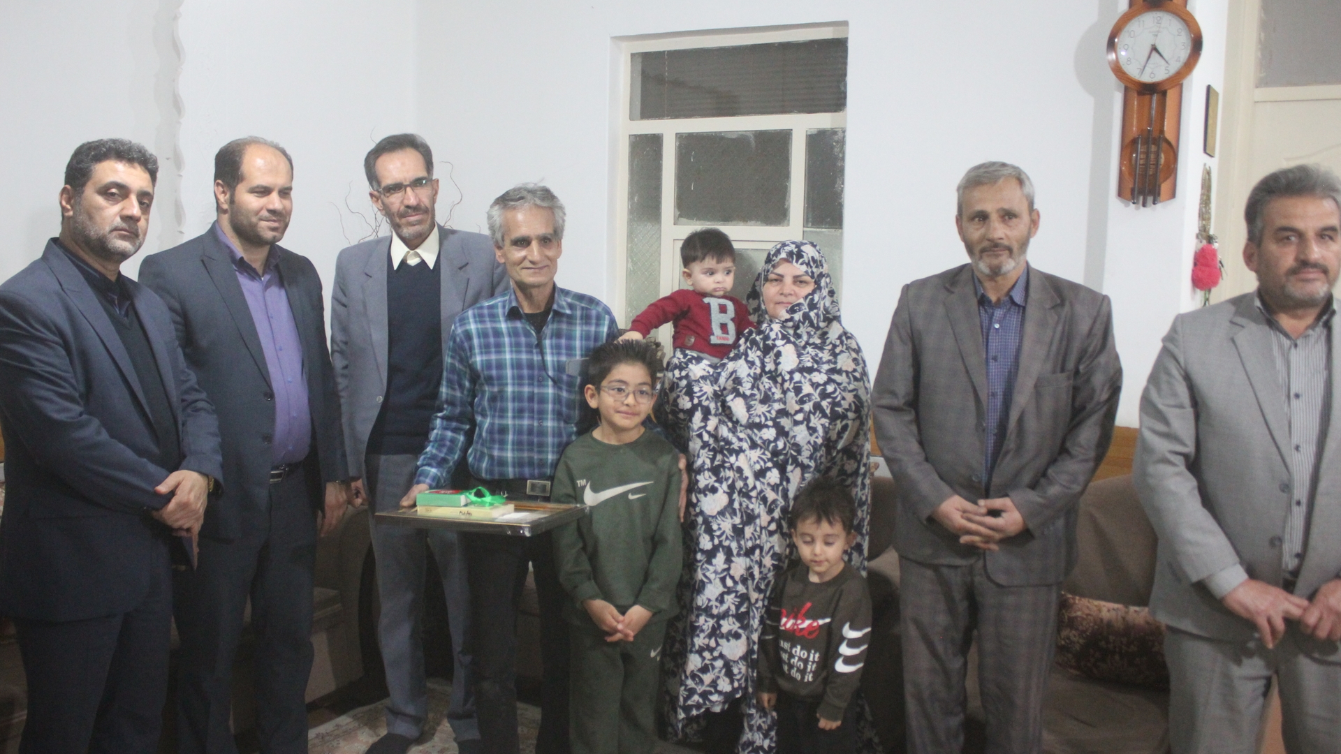 سرپرست فرمانداری ، نماینده مردم خمین در مجلس و معاون فرهنگی موسسه تنظیم ونشر آثار حضرت امام (ره) با خانواده شهیدان جهانشاهی و پناهی در خمین دیدار کردند