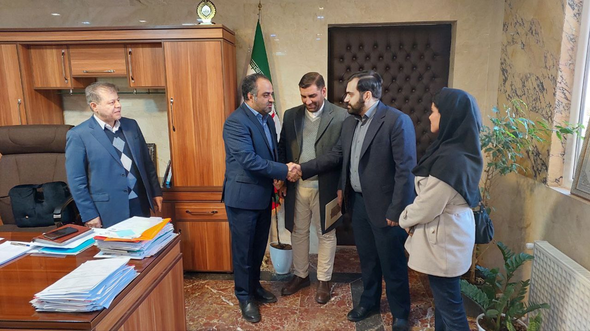 آیین تکریم مدیر سابق و معارفه سرپرست شبکه بهداشت و درمان شهرستان محلات برگزار شد.