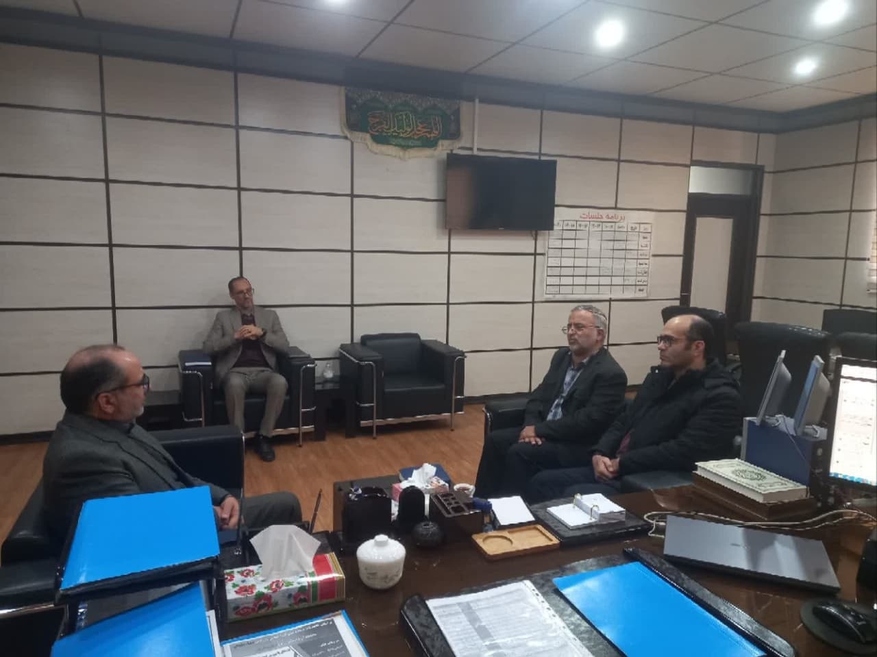 دیدار دبیر مبارزه با مواد مخدر استان مرکزی با فرماندار 
اکبر شایسته فرد دبیر شورای هماهنگی مبارزه با مواد مخدر استان روز چهارشنبه مورخ۱۴۰۳/۱۰/۰۵
 با ابوالفضل قاسمی فرماندار شهرستان دلیجان دیدار داشتند.
در این دیدار به موضوع فعال کردن گرمخانه ،ضرورت ارتقای آگاهی عمومی و تقویت برنامه‌های پیشگیرانه ،مراقبت‌های لازم توسط بخشداران و دهیاران به منظور برخورد با هرنوع کشت ماده مخدر تأکید کردند