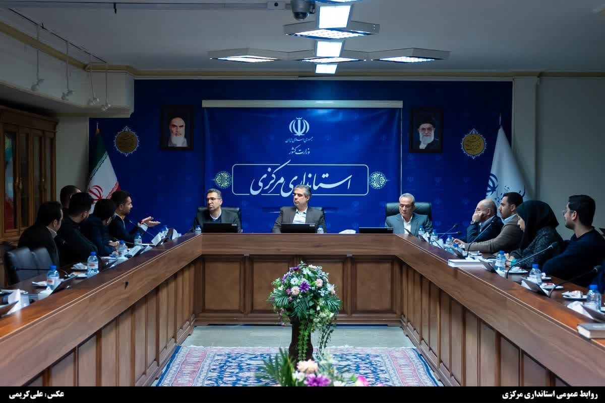 استاندار مرکزی: از نگاه و اندیشه جوانان در اداره استان استفاده خواهیم کرد