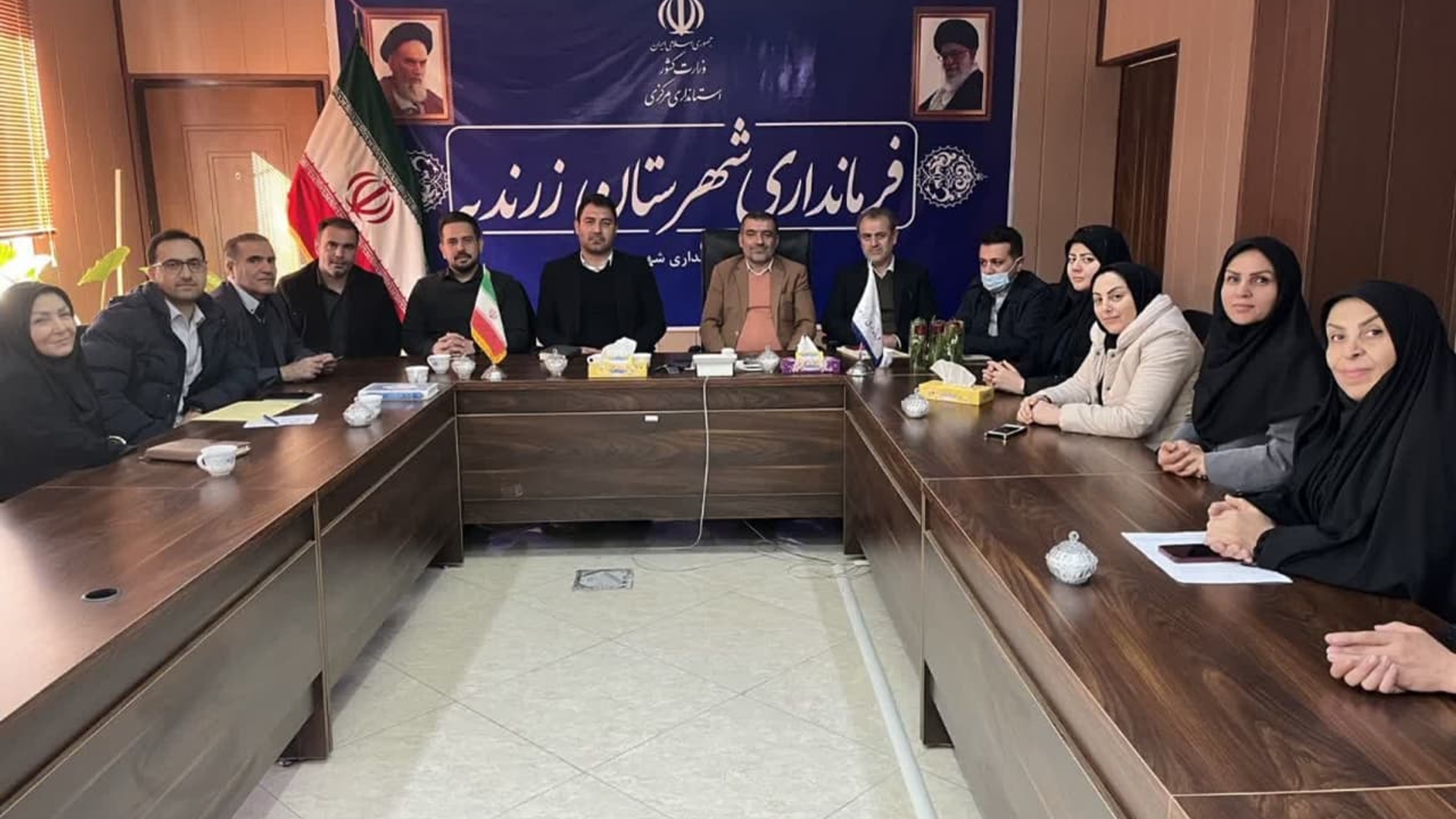 تجلیل فرماندار زرندیه از بانوان شاغل در فرمانداری