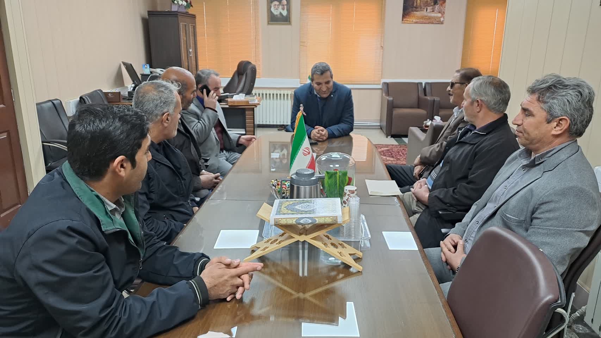 دیدار دهیار و اعضای شورای اسلامی روستای سمقاور با دکتر مددی سرپرست فرمانداری شهرستان کمیجان