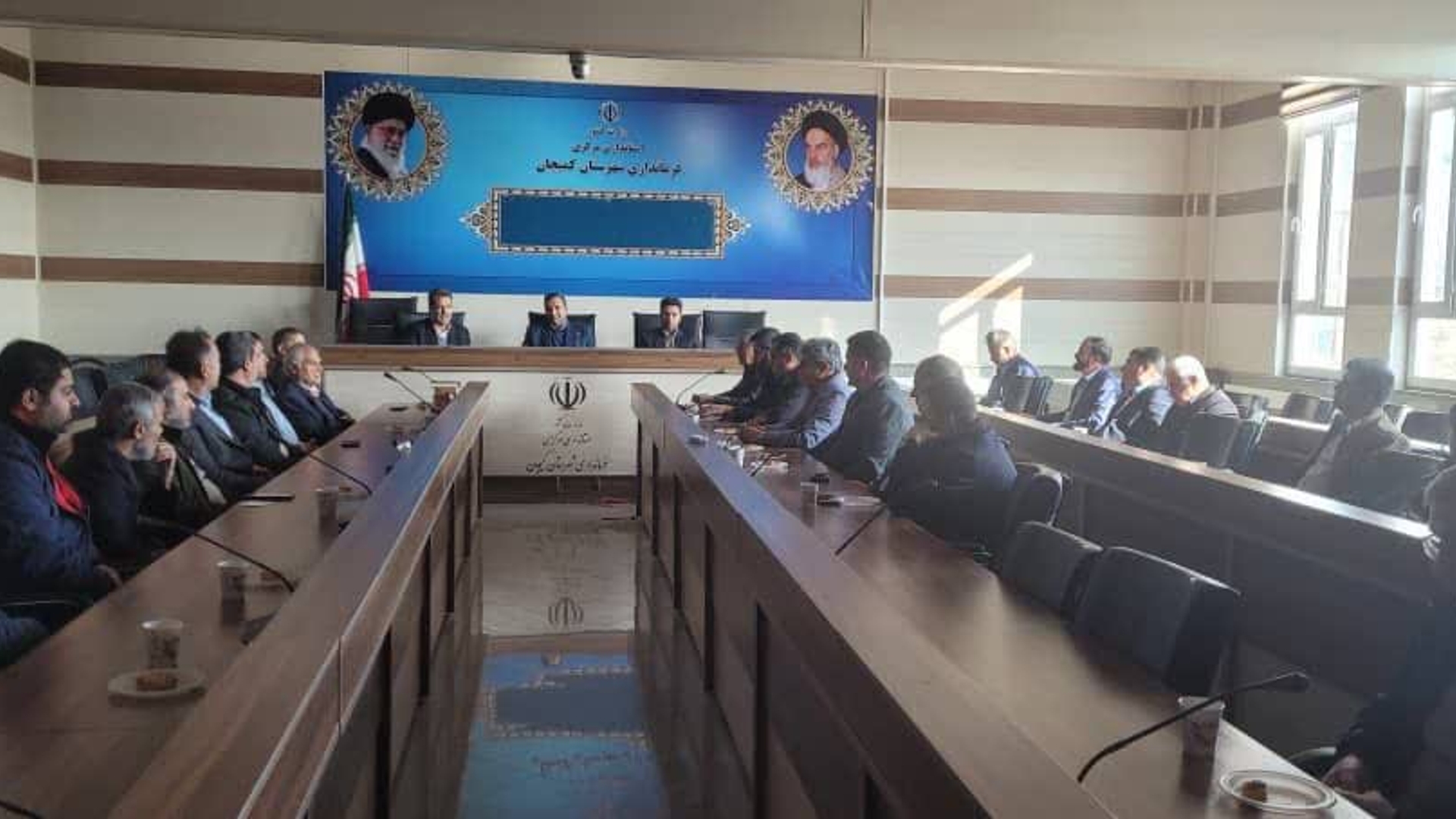 دیدار اعضای شورای اسلامی شهر و شهردار کمیجان به اتفاق تعدادی از معتمدین و فعالان سیاسی، اجتماعی و فرهنگی کمیجان با مددی فرماندار