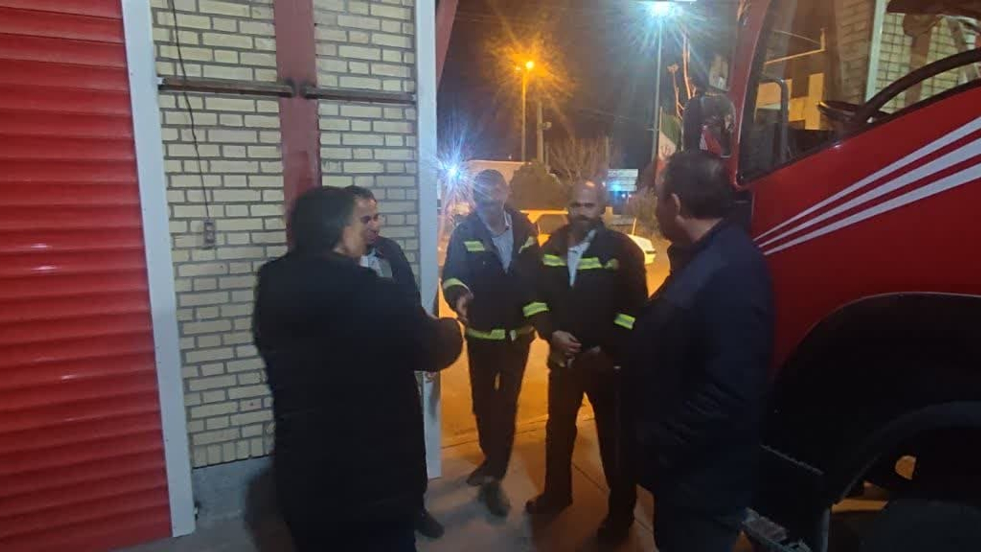 بازدید شبانه فرماندار از ایستگاه آتش نشانی شهرک صنعتی مامونیه