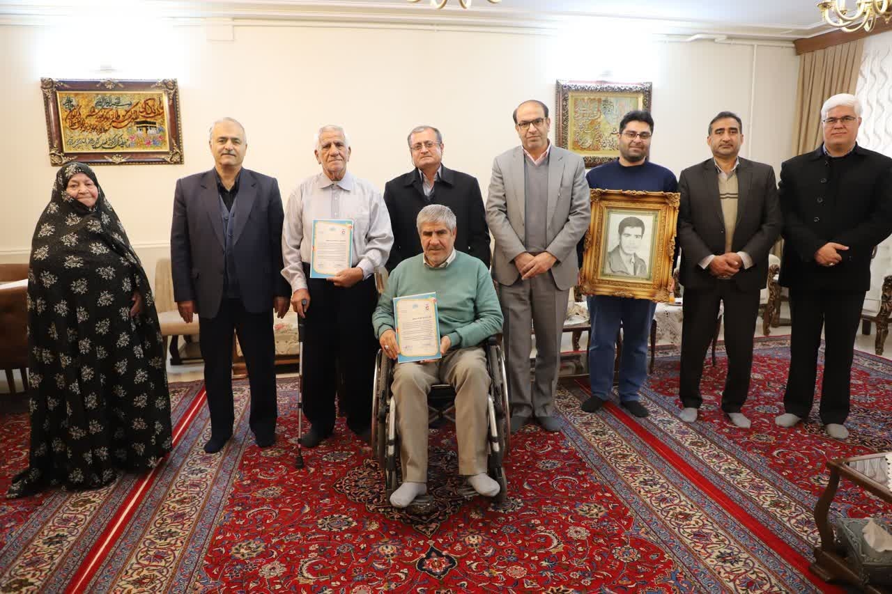 💠دیدار سرپرست فرمانداری اراک با خانواده شهید معظم «حسین حسینخانی هزاوه ای» و جانباز گرانقدر ۷۰ درصد «احمد حسینخانی هزاوه