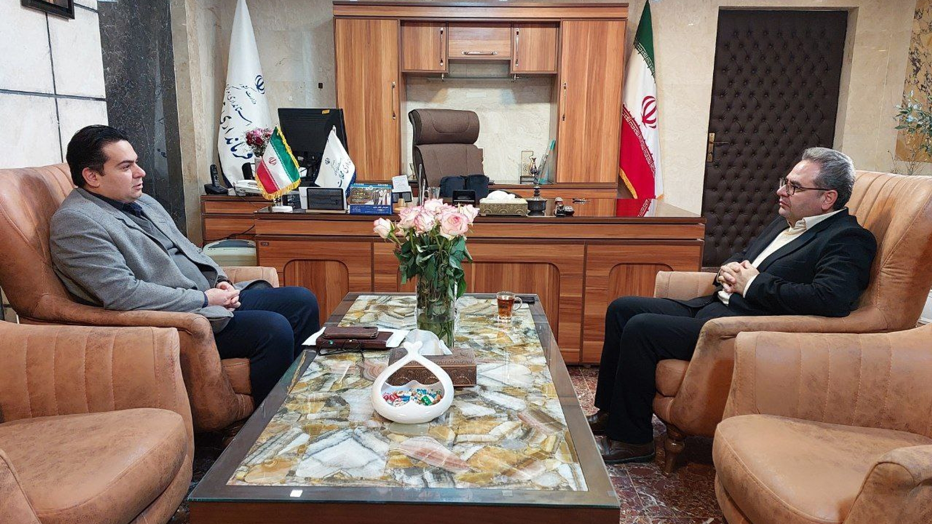 برخی از روسای ادارت شهرستان محلات با سرپرست فرمانداری دیدار و گفتگو کردند.