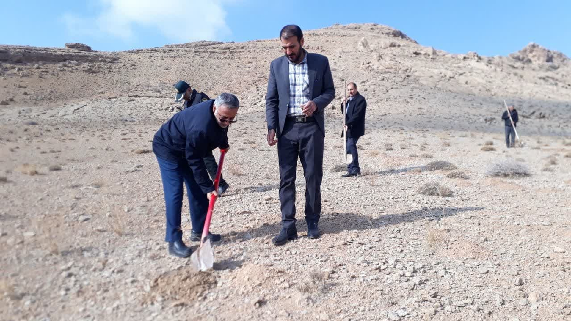 🌳برگزاری پویش به نام پدر به مناسبت ولادت باسعادت حضرت علی (ع)

 ✅️پویش به نام پدر به مناسبت ولادت حضرت علی (ع) و گرامی داشت مقام پدر با حضور فرماندار و بخشدار محترم شهرستان دلیجان،فرمانده نیروی انتظامی شهر نراق، مسئولین ادارات شهرستان، اعضای جمعیت هلال احمر و با مشارکت اقشار مختلف مردم و همیاران طبیعت همزمان با سراسر کشور در محوطه غار نخجیر برگزار و بذر بادامچه در سطح ۱ هکتار در این مراتع کاشته شد.