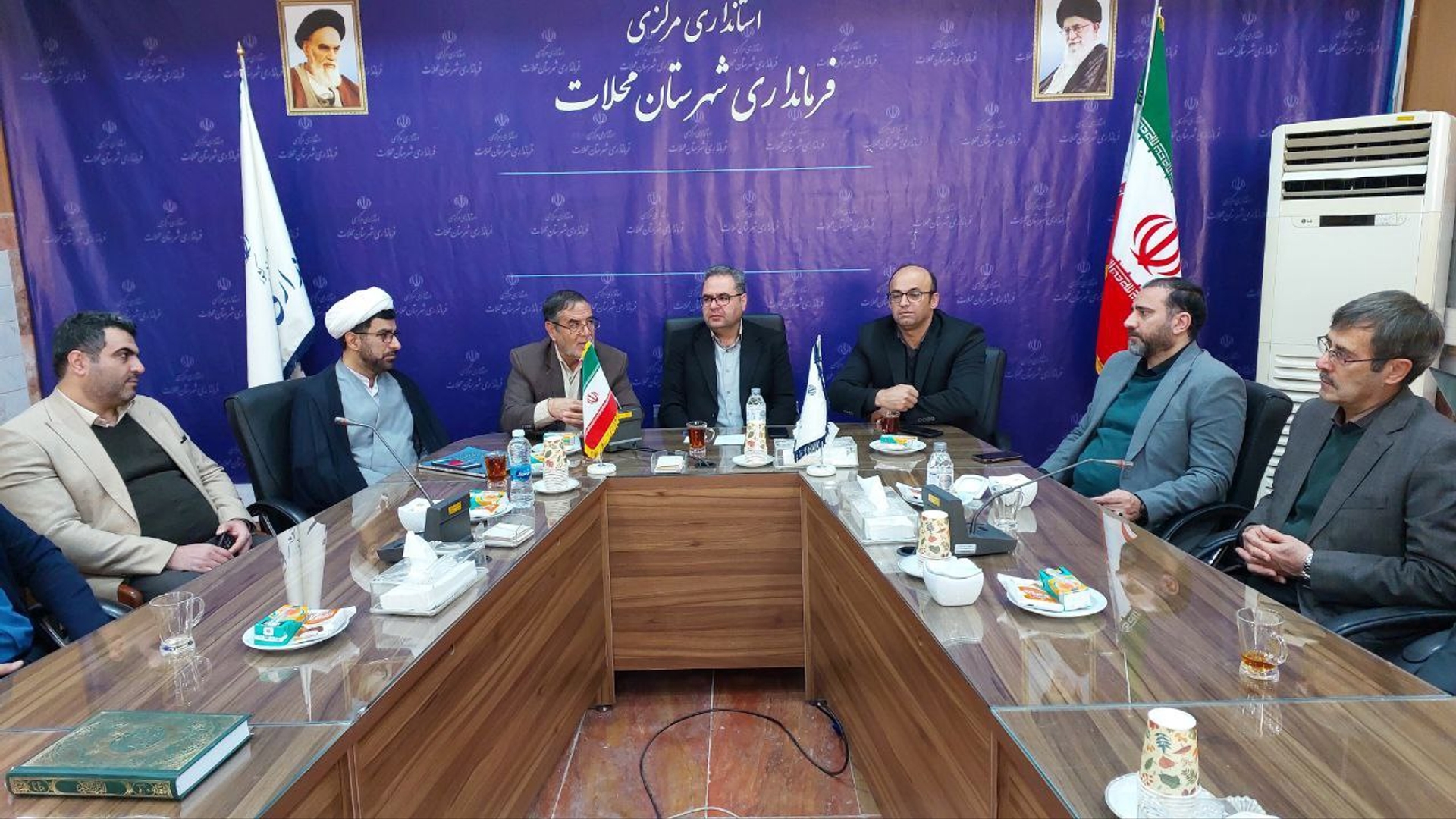 آئین تجلیل از مربيان، داوران، دست‌اندركاران و خادمان افتخاري نهمين جشنواره قرآني گلهای محمدی(ص) و گل‌های فاطمی(س) در فرمانداری برگزار شد.