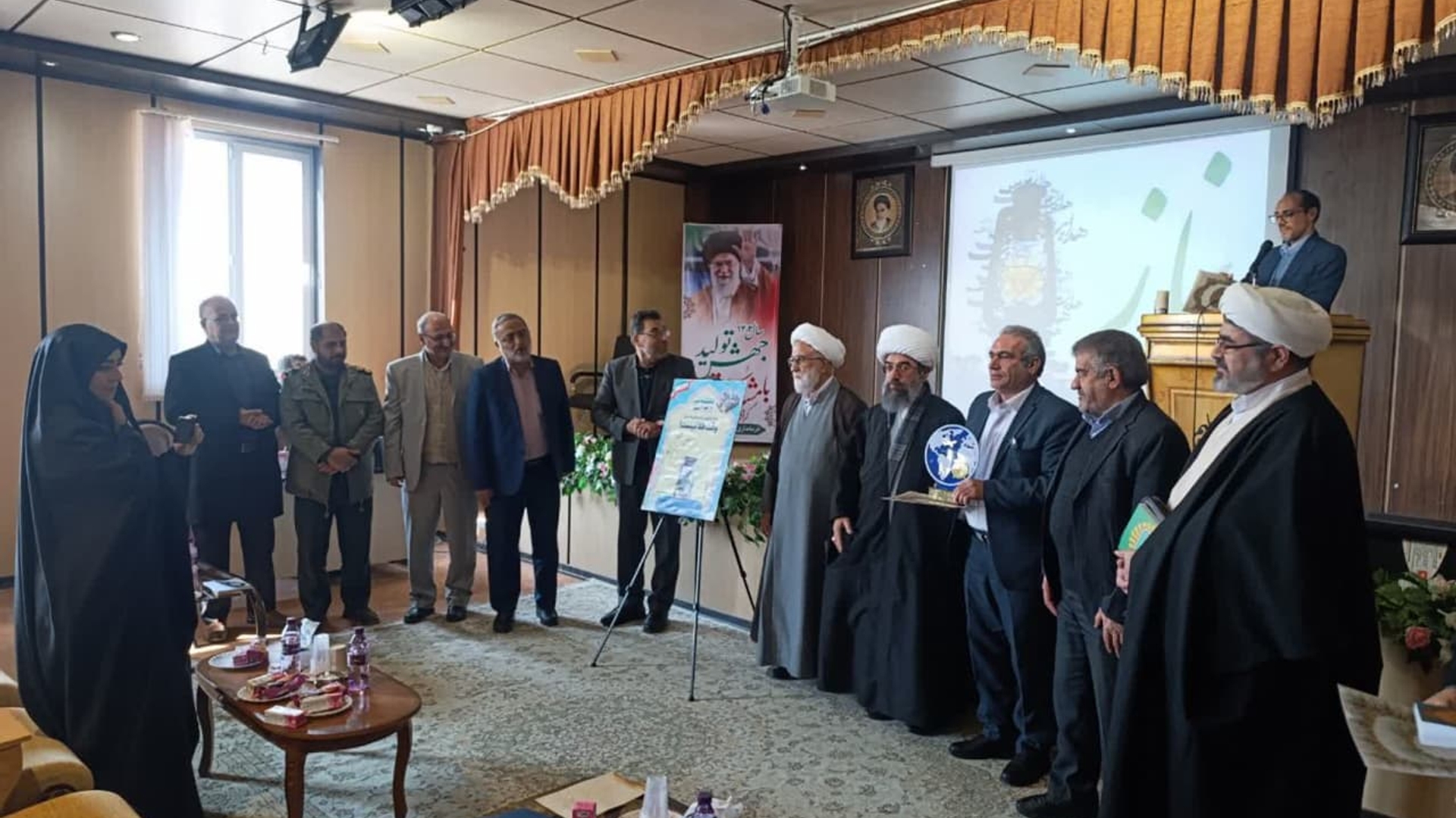 اجلاسیه نماز با موضوع گفتمان نماز و تکریم ارباب رجوع برگزار شد. 

به گزارش روابط عمومی فرمانداری  شهرستان دلیجان اجلاسیه نماز شهرستان دلیجان با موضوع گفتمان نماز و  تکریم ارباب رجوع با حضور اعضای شورای اداری، رابطین نماز ادارات ، هنرمندان و اصحاب رسانه در محل سالن شهدای گمنام فرمانداری در تاریخ ۱۴۰۳/۱۰/۲۹ برگزار گردید.
در ابتدای مراسم حضرت حجت الاسلام و المسلمین حاج آقای غفوری امام جمعه دلیجان با توجه به آیات قرآن کریم از مدعوین جلسه خواستند به اقامه نماز توجه داشته باشند در ادامه سخنران جلسه آقای دکتر باقری از مدرسین متخصص در حوزه اقامه نماز به تشریح تربیت نسل جوان و نوجوانان در حوزه مدرسه ، خانواده و حوزه فرهنگ و هنر پرداخت در ادامه آقای قاسمی فرماندار شهرستان دلیجان فرمودند از مسئولین ادارات انتظار داریم که در حوزه اقامه نماز توجه بیشتری داشته باشند 
رونمایی از کتاب وقت طلا نیست به قلم مجتبی محمدی در حوزه نماز  و تقدیر از خادمان فرهنگ نماز و نمازخوانی از برنامه های  پایانی این مراسم بود .
در این مراسم از پایگاه های خبری فعال در حوزه نماز و نمازخوانی با اهداء لوح  و هدیه تقدیر شد.
این مراسم با همکاری فرمانداری ، ستاد اقامه نماز ، دفتر امام جمعه   و اداره فرهنگ و ارشاد اسلامی ،کتابخانه عمومی شهرستان دلیجان و ستاد اقامه نماز اداره کل متبوع برگزار گردید.