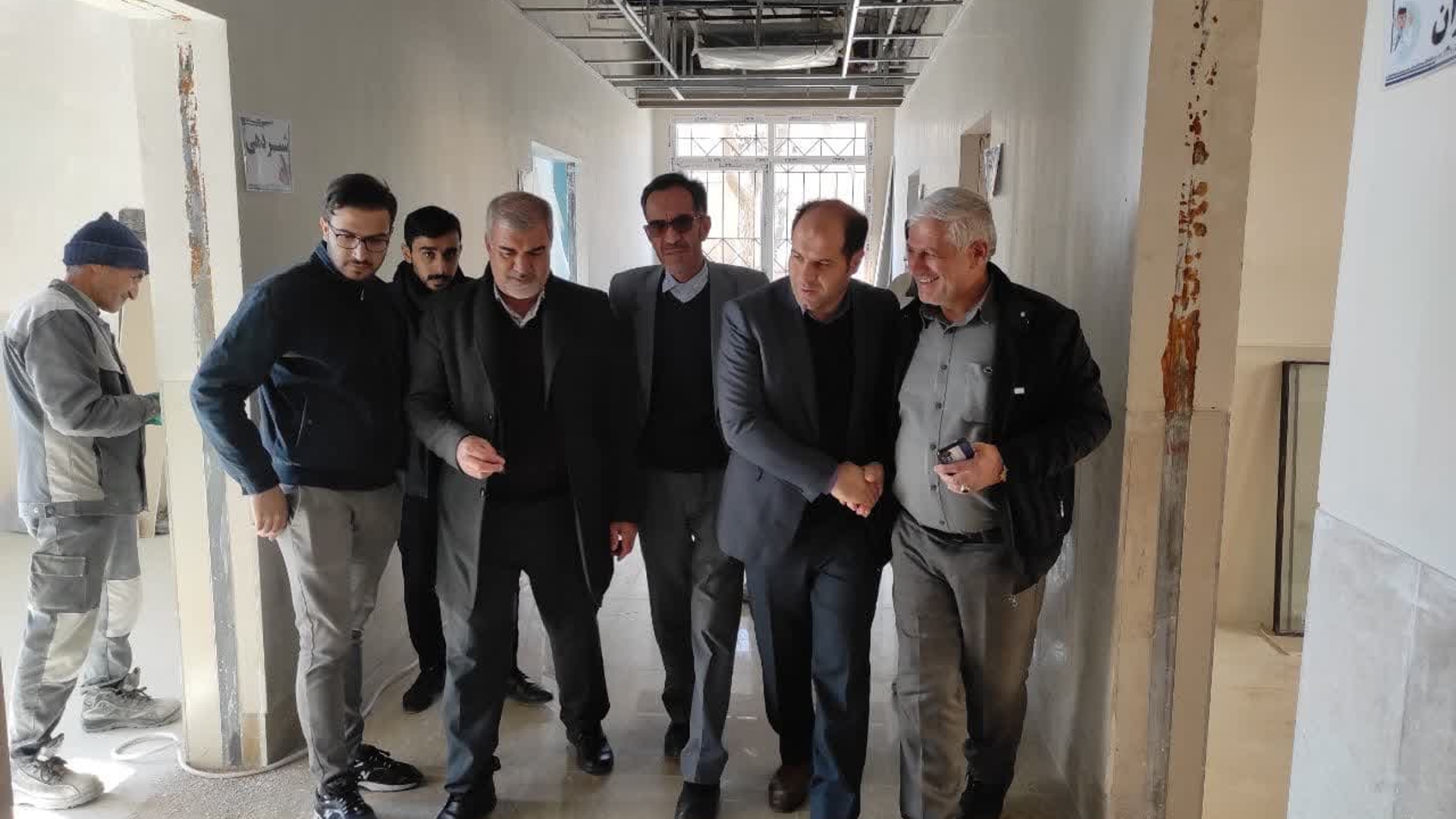 سرپرست فرمانداری و نماینده مردم خمین از پروژه احداث درمانگاه شهابیه بازدید کردند