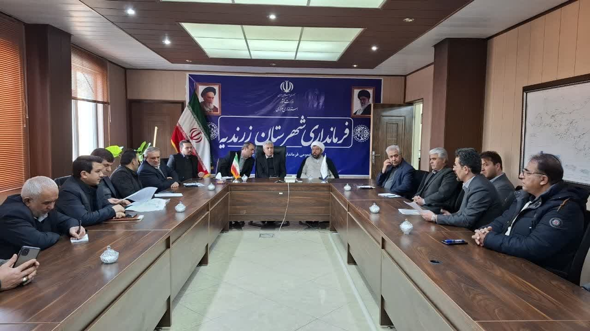 جلسه شورای مسکن شهرستان با دستورکار "بررسی و حل مشکل زمین های پروژه نهضت ملی شهر مامونیه"