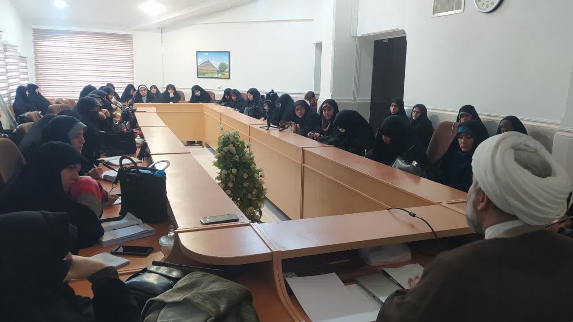 دوره  آموزشی تکمیلی تربیت مبلغ و کنشگرجمعیت به همت دفتر امور زنان و خانواده، به ریاست مفتح زاده مدیر کل این دفتر ، با تدریس حجت الاسلام وافی از اساتید برتر حوزه جمعیت و با حضور ۵۵ نفر از کنشگران استانی پذیرفته شده در دوره مقدماتی در محل سالن اجتماعات کانون فرهنگی تربیتی امام خمینی (ره)اراک برگزار گردید .
دوشنبه ۱ بهمن ۱۴۰۳