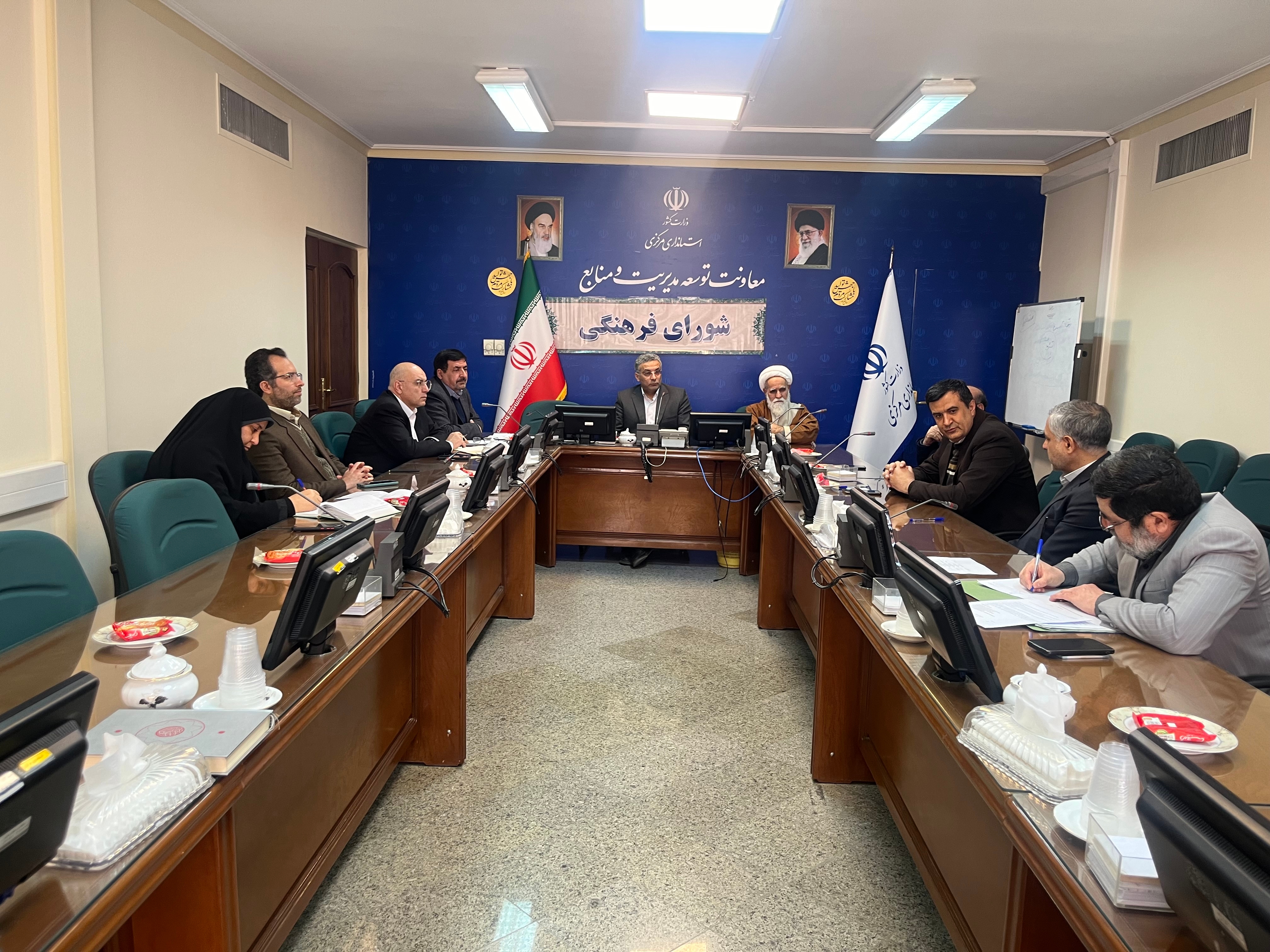 اولین جلسه شورای فرهنگی استانداری و فرمانداری های تابعه به ریاست دکتر میرزایی سرپرست معاونت توسعه مدیریت و منابع و رئیس شورای فرهنگی استانداری برگزار گردید