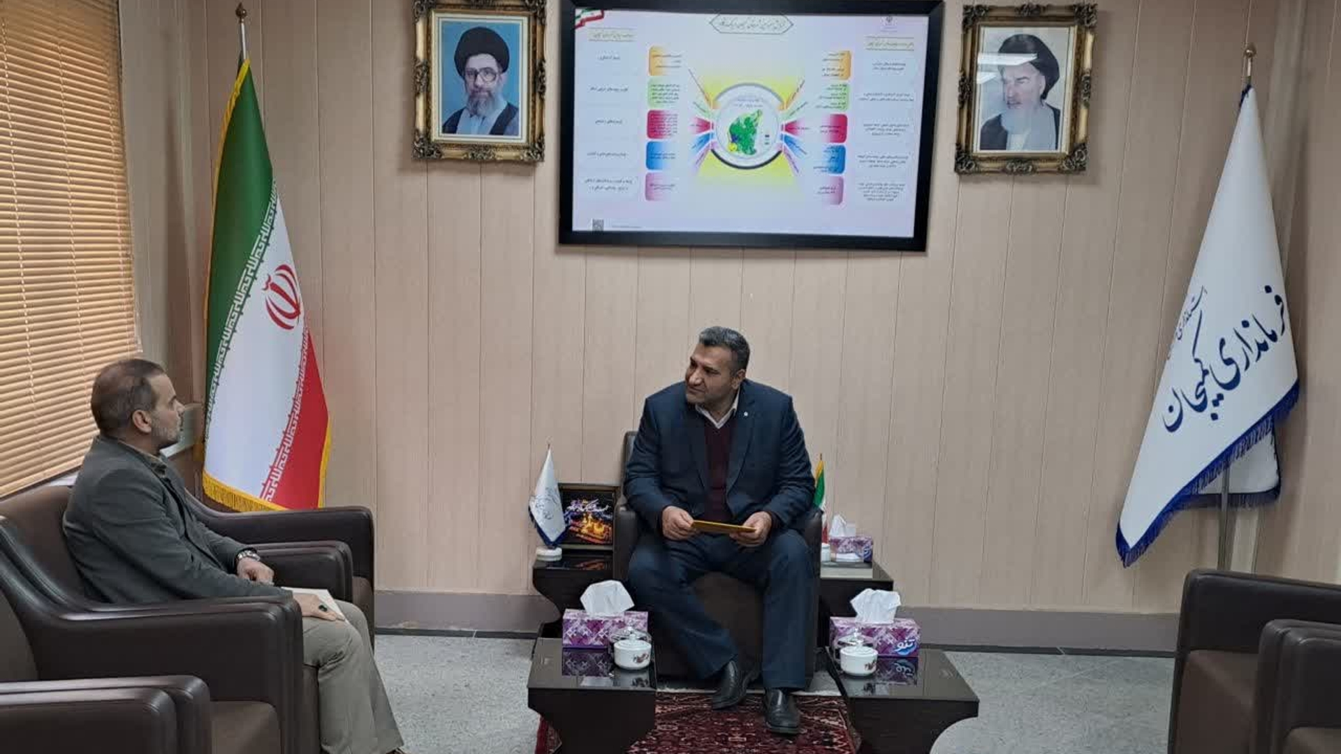 نشست دکتر مددی سرپرست فرمانداری به اتفاق اسدی رئیس اداره پست شهرستان