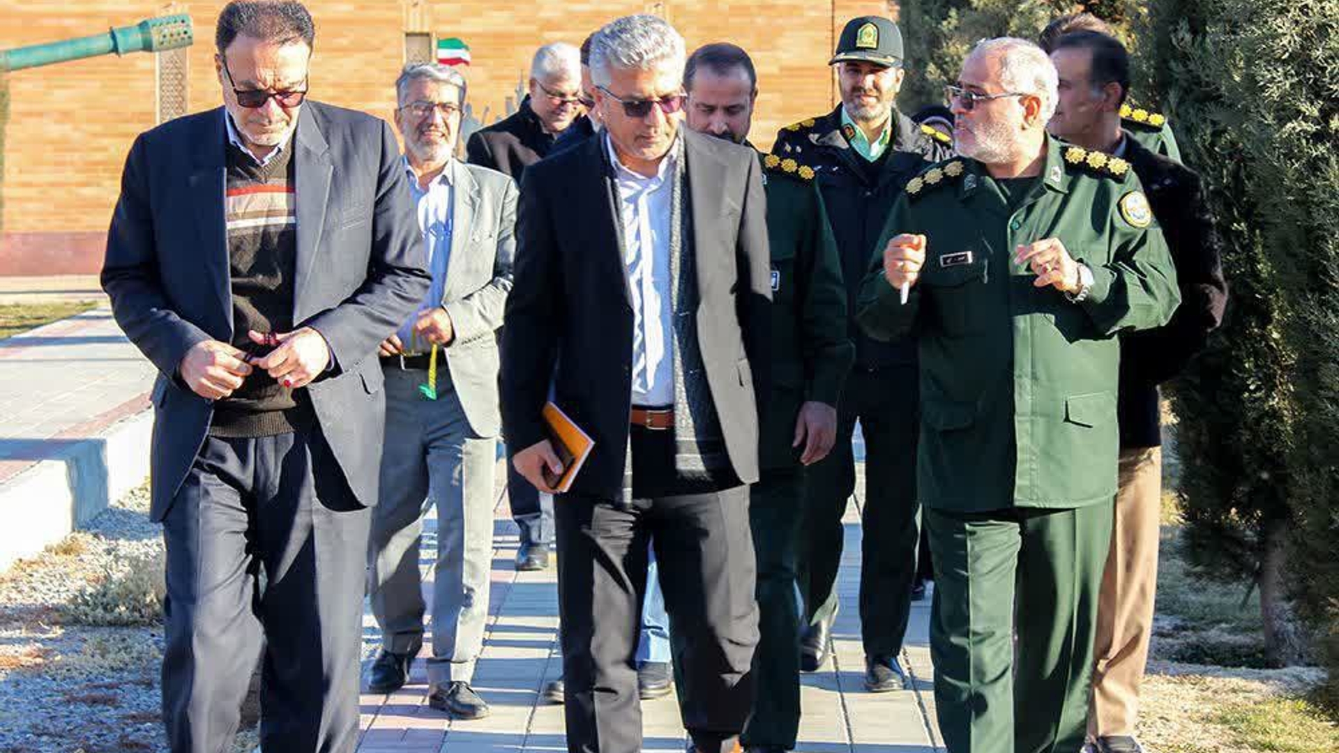 بازدید جمعی از مسئولان از مرکز فرهنگی و موزه دفاع مقدس