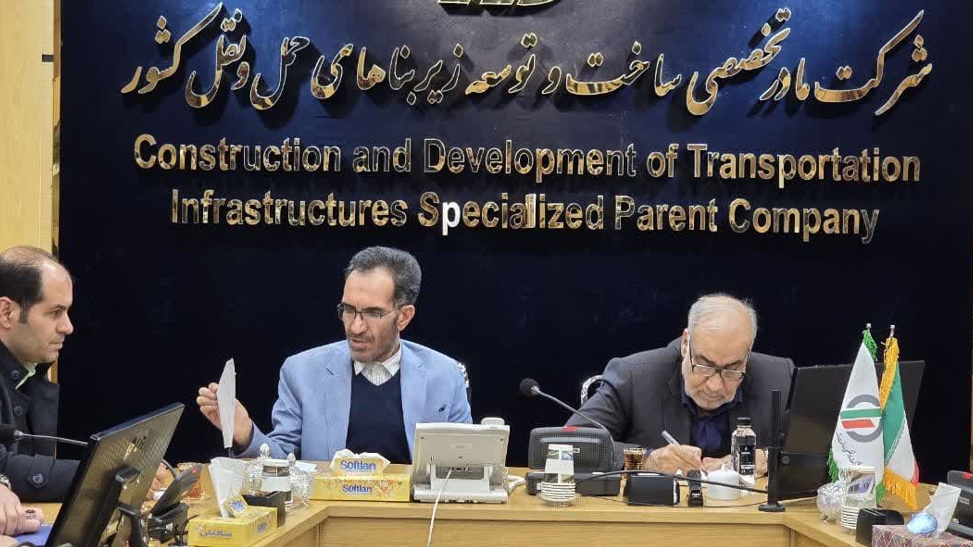 نشست سرپرست فرمانداری و نماینده مردم خمین در مجلس با مدیر عامل شرکت ساخت و توسعه زیر بناهای حمل و نقل کشور برگزار شد