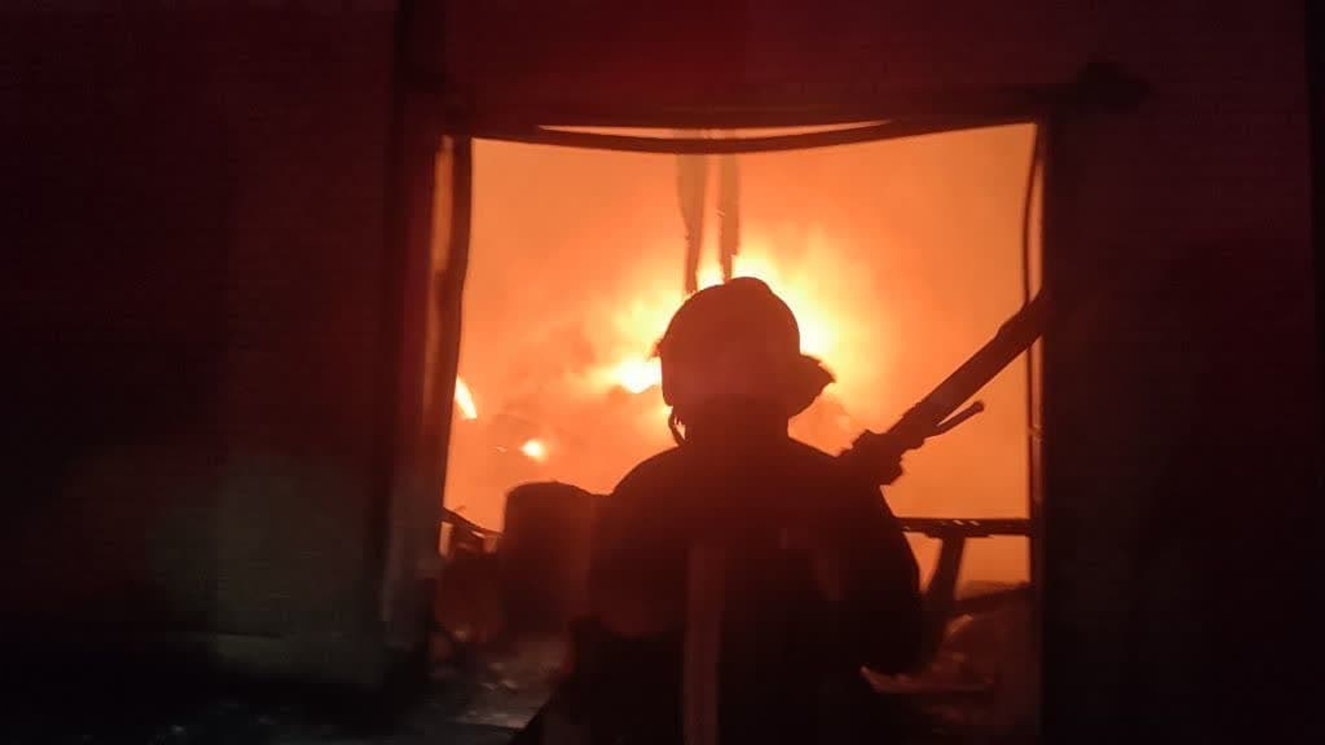 حضور فرماندار در حادثه آتش سوزی در شهرک صنعتی مامونیه