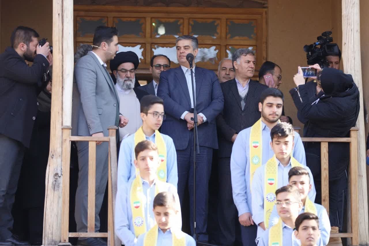 استاندار: مردم استان مرکزی قبل و بعد از انقلاب در همراهی امام نقش ویژه‌ای داشته‌اند