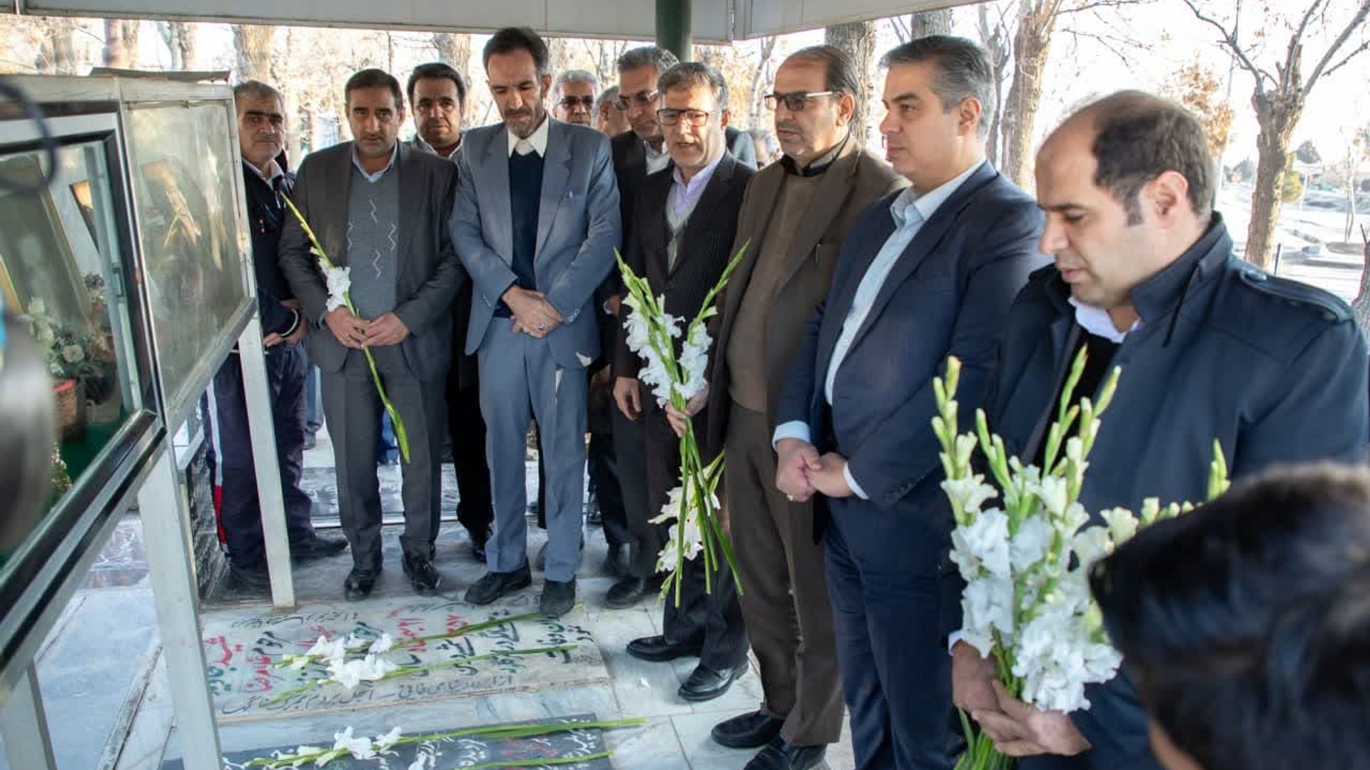 قبور مطهر شهدای انقلاب شهرستان خمین بمناسبت دهه مبارک فجر گلباران شد