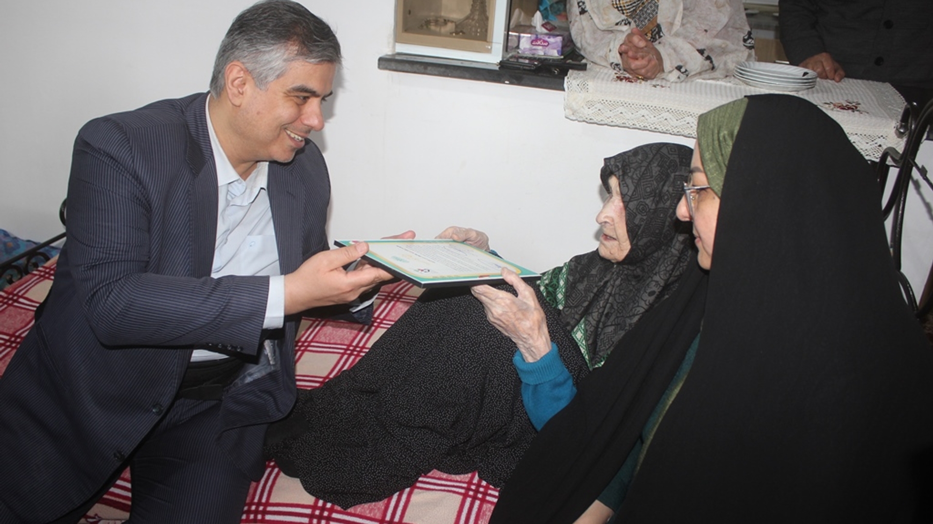 استاندار مرکزی با خانواده شهید حسن جزایری در خمین دیدار کرد