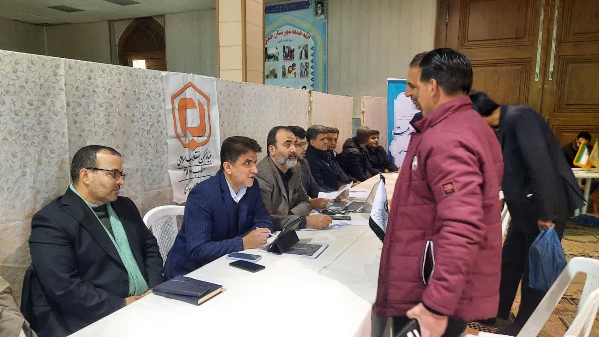 میز خدمت مدیران کل استان و ادارات شهرستان در محل مصلی امام خمینی (ره) خمین برپا شد