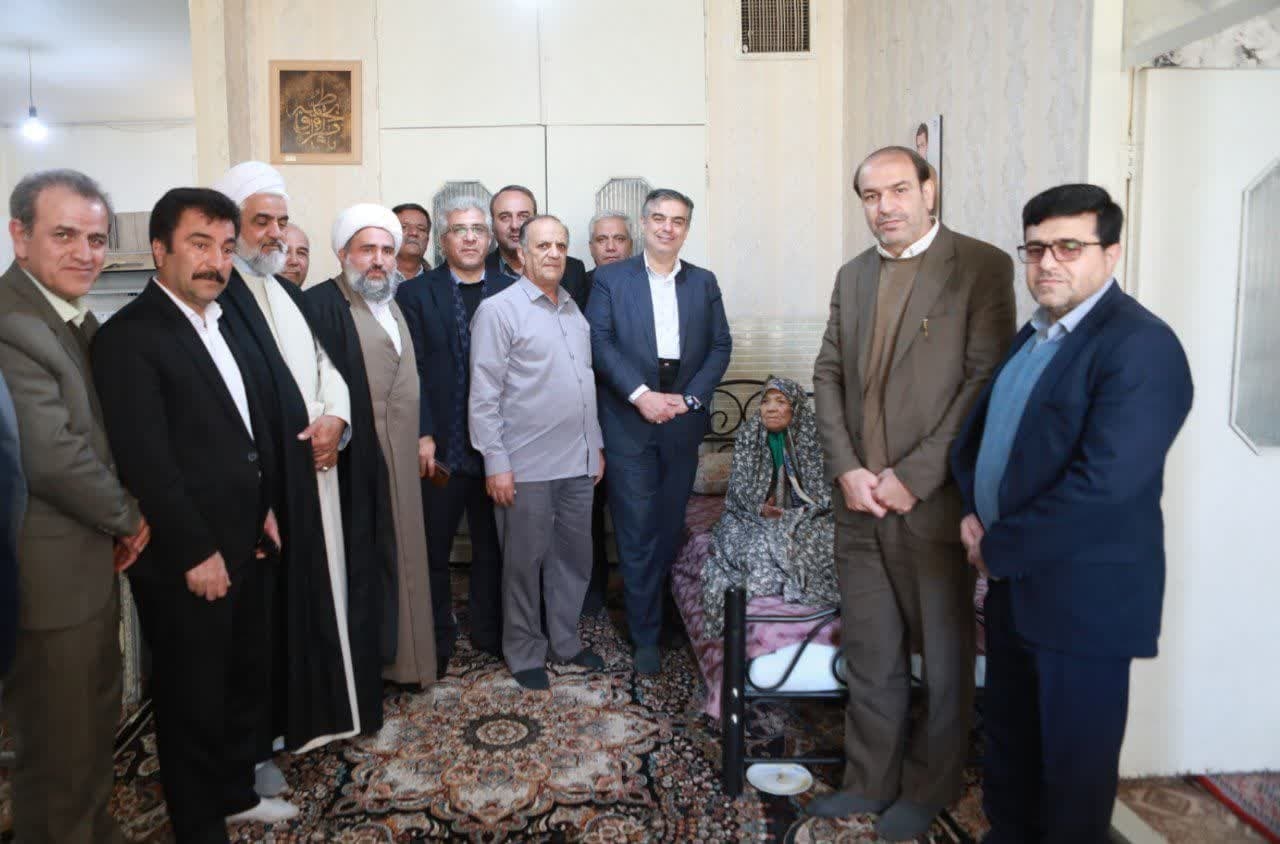 تجلیل استاندار مرکزی از مادر شهید "علی‌اصغر رضالو" در زرندیه