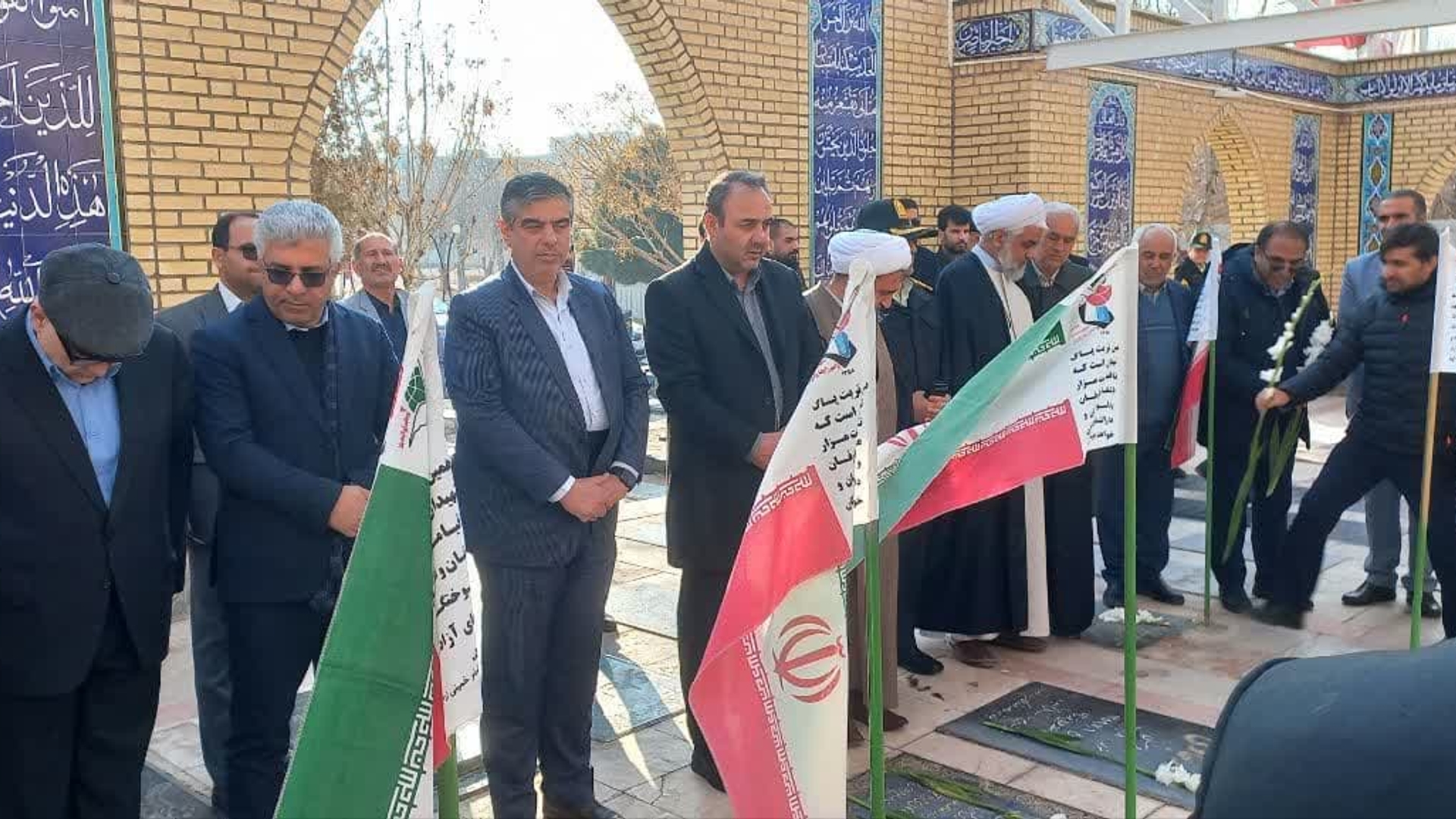 ادای احترام جناب آقای دکتر زندیه وکیلی استاندار محترم مرکزی به شهدای شهرستان زرندیه