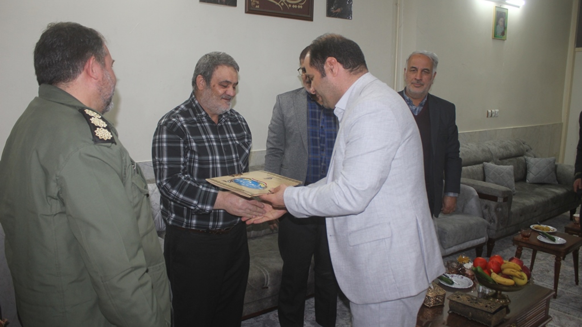 سرپرست فرمانداری و مسئولان شهرستان با جانباز 8 سال دفاع مقدس اسداله جلالی دیدار کردند