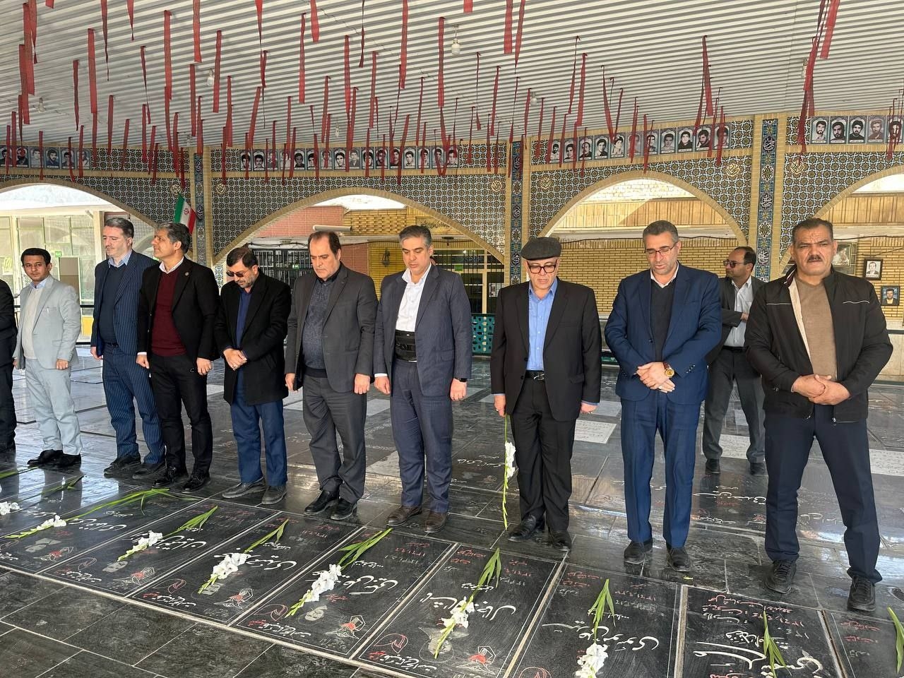 گلزار مطهر شهدای شهر ساوه با حضور استاندار مرکزی گلباران شد.