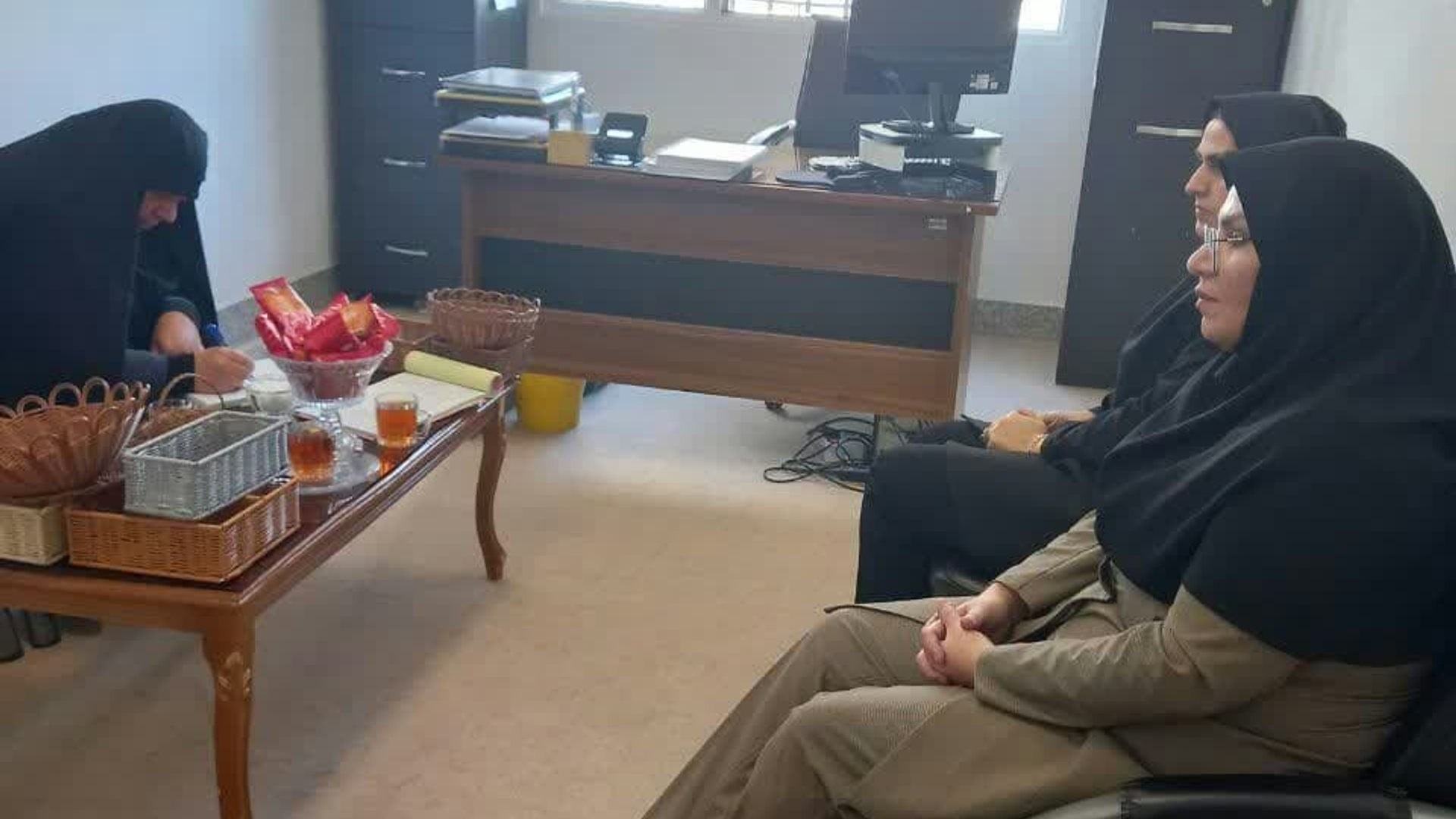 به مناسبت دهه مبارک فجرانقلاب اسلامی مفتح زاده مدیرکل دفترامور زنان وخانواده استانداری ازخانه تلاش وخانه سلامت اراک بازدید نمود.