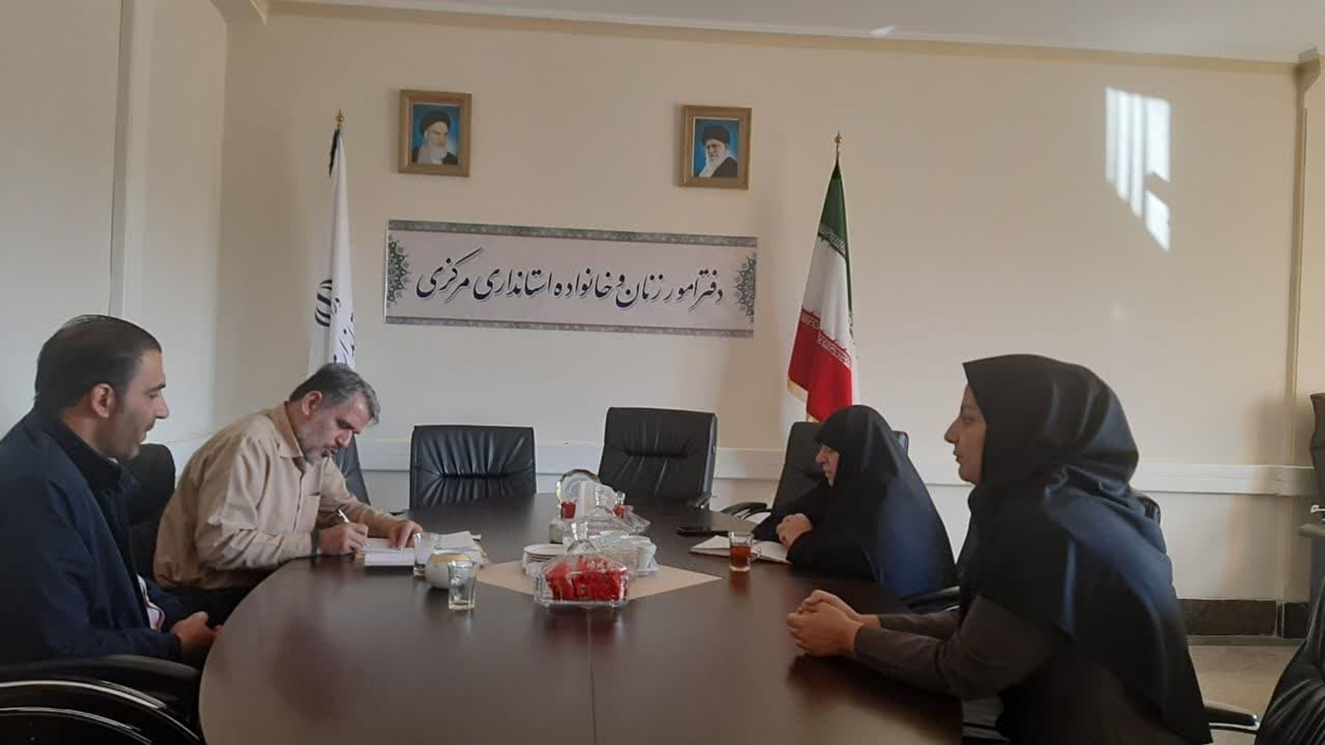 جلسه هم اندیشی پیرامون ارتقای فعالیت صندوق وقف ماندگاربه ریاست مفتح زاده مدیرکل 
امور زنان وخانواده استانداری تشکیل شد