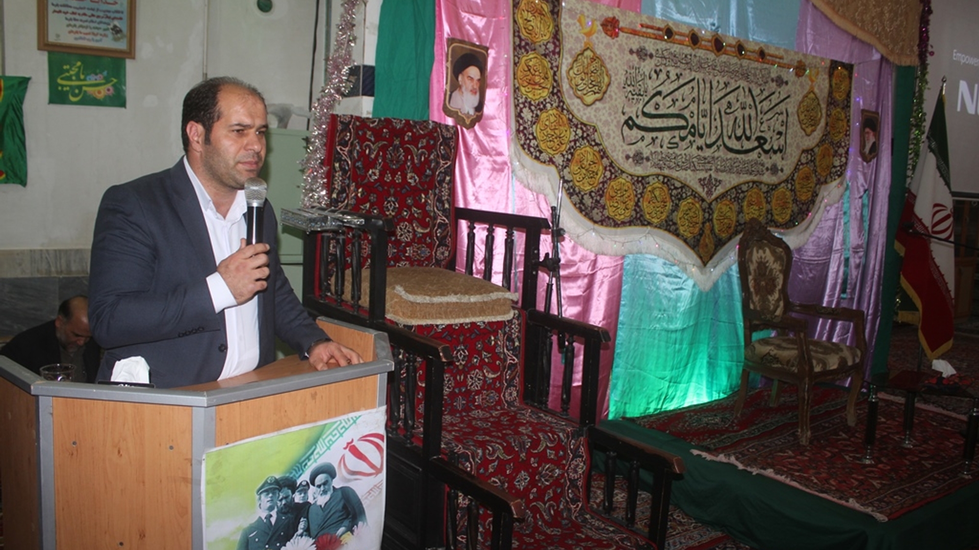 مراسم جشن انقلاب در مسجد امام حسن مجتبی (ع) محله احمد آباد خمین برگزار شد