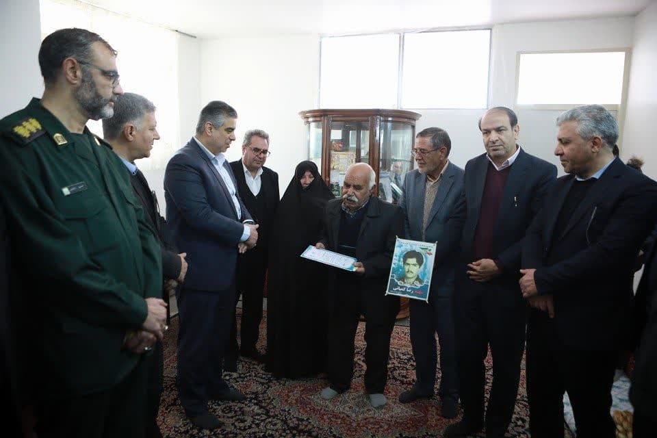 تجلیل استاندار مرکزی از والدین شهید "رضا کمپانی" در شهرستان محلات