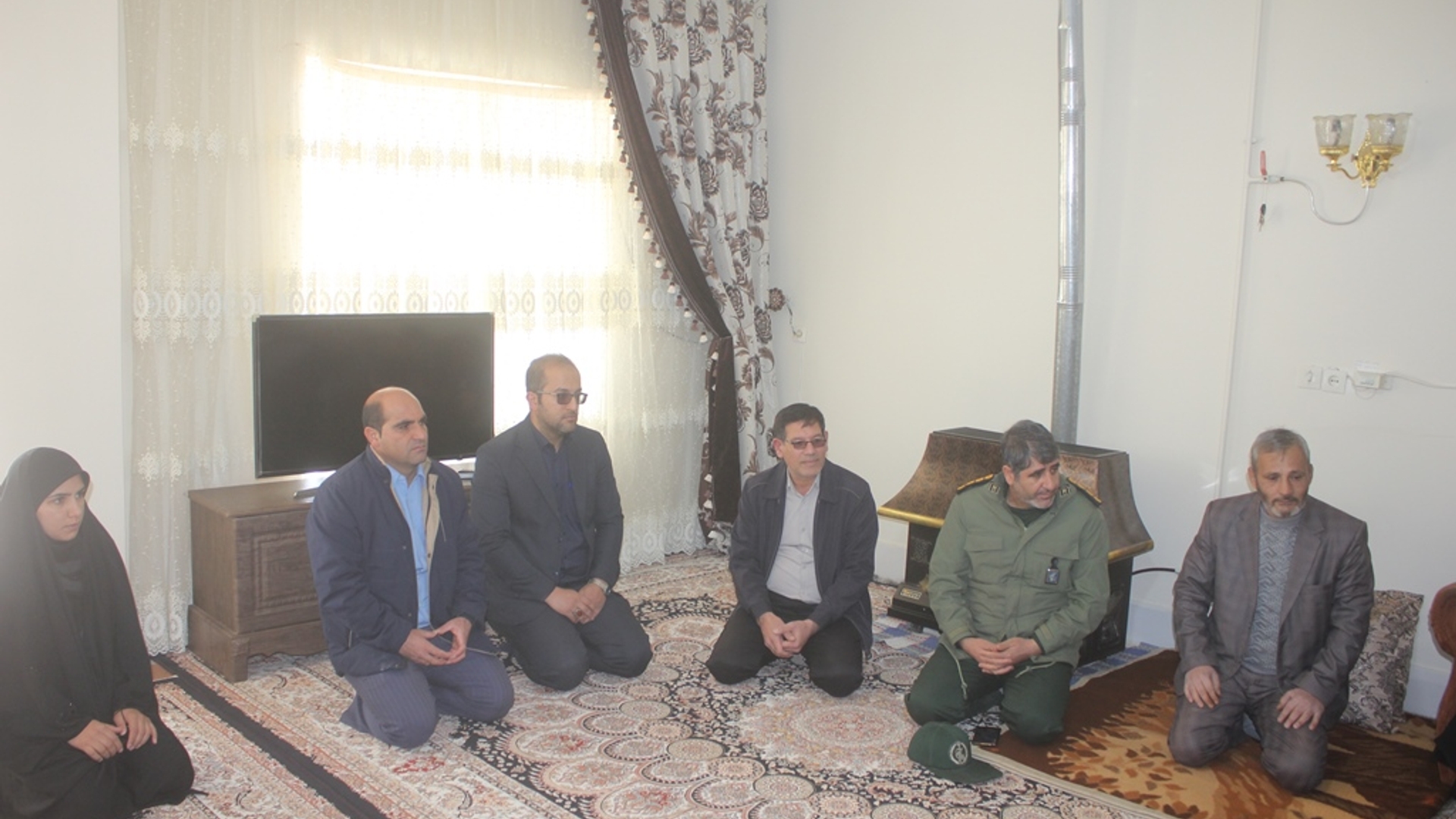 سرپرست فرمانداری شهرستان با جانباز دفاع مقدس عبداله شاه محمدی در روستای فرنق دیدار کرد