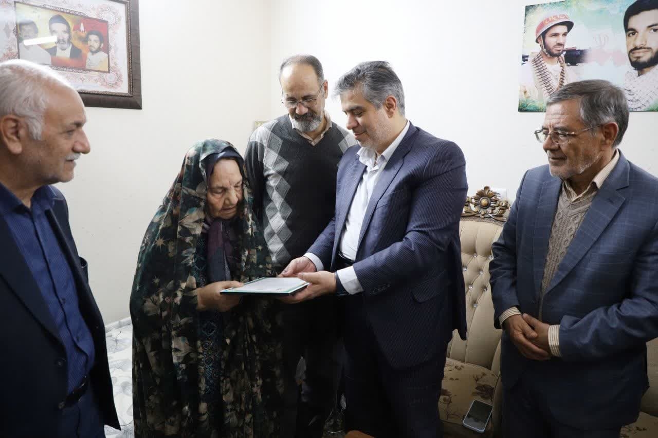 تجلیل استاندار مرکزی از والدین شهید "ابوالفضل صادقی" در شهرستان دلیجان