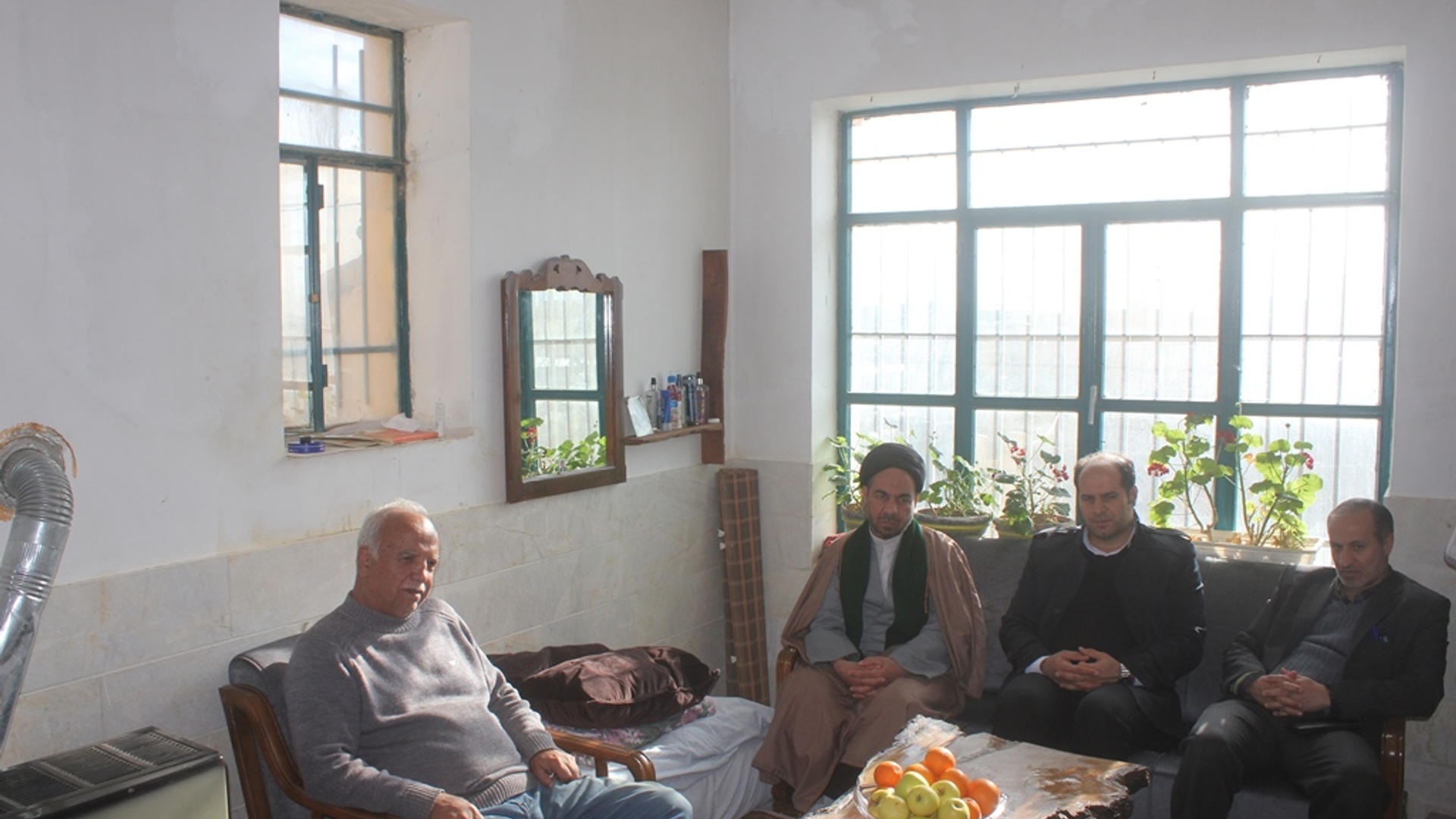 سرپرست فرمانداری و امام جمعه خمین با خانواده شهید محمد باقر فرجی دیدار کرد