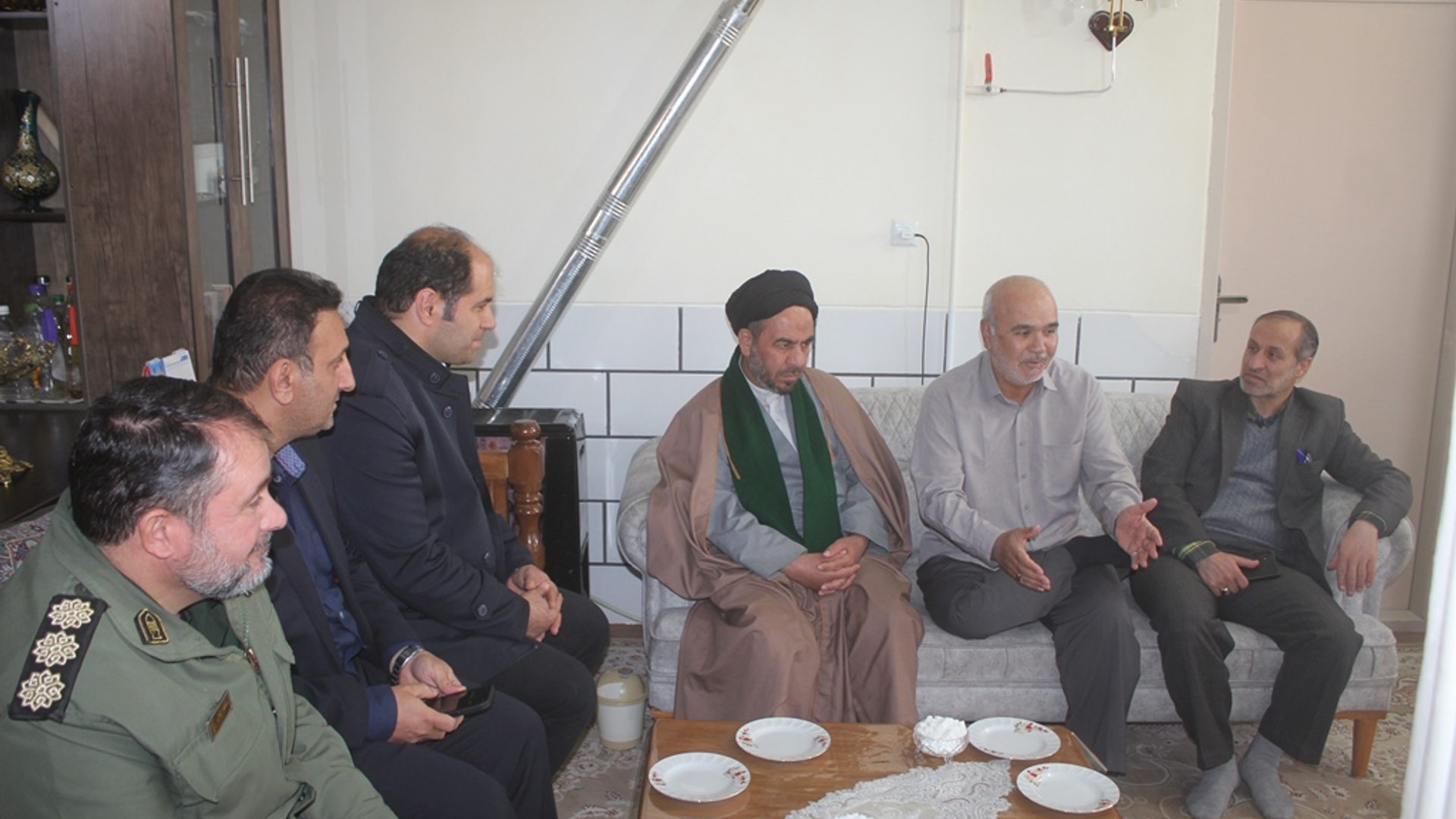 سرپرست فرمانداری و امام جمعه خمین با جانباز دفاع مقدس و آزاده سرافراز شفیع راستی در قورچی باشی دیدار کردند