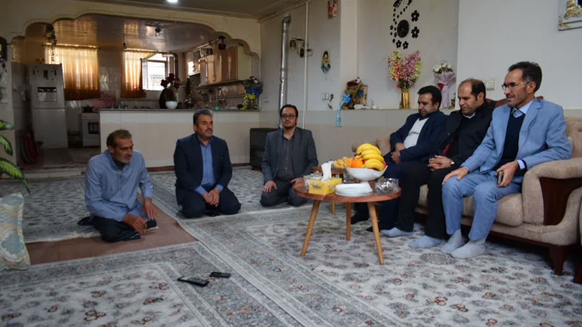 فرماندار و نماینده مردم خمین در مجلس با جانباز دفاع مقدس رضا مرادی در خمین دیدار کردند