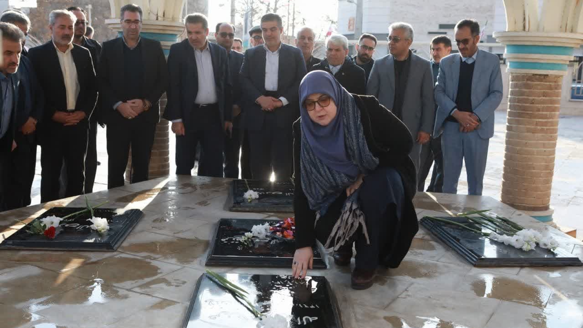 قبور مطهر شهدای گمنام شهرستان خمین گلباران شد