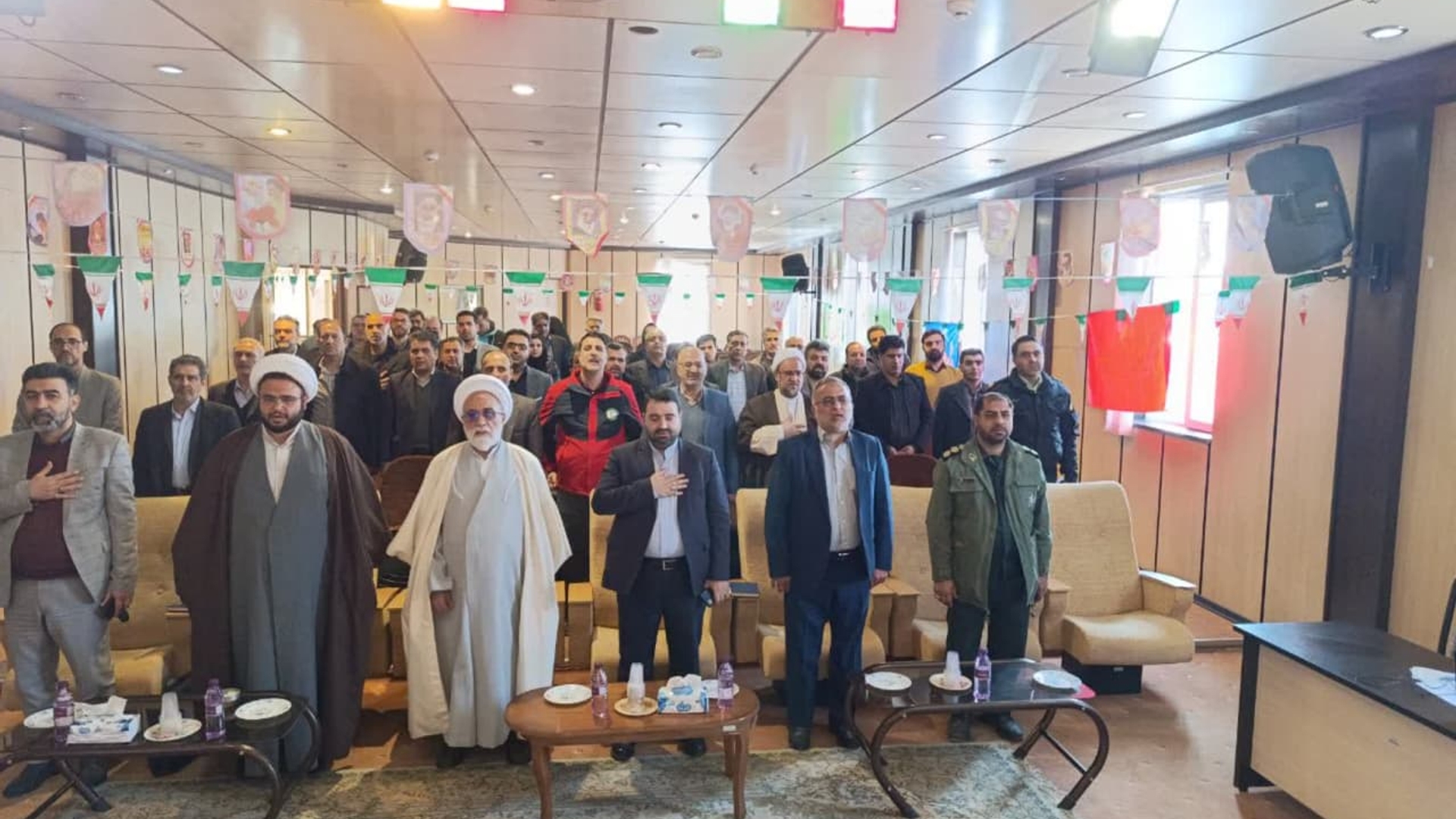 یازدهمین جلسه شورای اداری شهرستان دلیجان 
روز یکشنبه مورخ1403/11/14
به ریاست ابوالفضل قاسمی فرماندار شهرستان دلیجان ،امام جمعه شهر و سایر روسای ادارات شهرستان دلیجان برگزار شد.
 ابتدای جلسه با سخنرانی امام جمعه شهر دلیجان حجت‌الاسلام والمسلمین غفوری در خصوص دهه مبارک فجر آغاز گردید.
سپس فرماندار شهرستان دلیجان ضمن تبریک ولادت امام حسین (ع) و روز پاسدار و فرارسیدن ایام الله دهه مبارک فجر بیان کردند: برنامه‌های متنوعی در قالب ستاد مناسب ها و ستاد دهه فجر که مشتمل بر ۷۰ محور برنامه فرهنگی،هنری،ورزشی و بیش از ۴۴ برنامه عمرانی ،صنعتی و کارگری در سطح شهرستان در نظر گرفته شده است. 
در این جلسه که با همکاری دانشگاه آزاد اسلامی واحد نراق با محوریت هوش مصنوعی با دعوت از دکتر مومنی نسب انجام گردید و مطالبی در خصوص این رشته که هوش مصنوعی یکی از علوم میان رشته ای محسوب می شود و می بایستی مزایا و معایب این تکنولوژی را بشناسیم به مطالبی در این خصوص پرداختند.