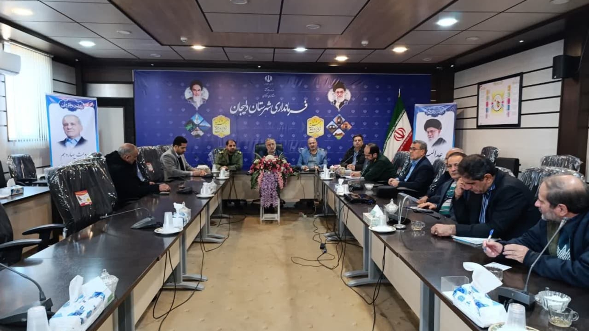 جلسه ستاد یادواره شهداء شهرستان دلیجان 
روز یکشنبه مورخ 1403/11/14
به ریاست ابوالفضل قاسمی فرماندار وسایر اعضا ستاد یادواره شهداء برگزارشد 
اهم مصوبات جلسه 
🔷هماهنگی با دفتر امام جمعه در خصوص برگزاری یادواره شهداء درمصلی شهر دلیجان
🔷اطلاع رسانی ودعوت از عموم مردم در رسانه های خبری جهت شرکت در مراسم
🔷 نصب بنروفضا سازی محیط شهردرایام اجرای برنامه های ستاد یادواره شهداء 
🔷حضور مسئولان و کارکنان ادارات درستاد یادواره شهداء 
وسایر موارد دیگر بحث و تبادل نظر شد