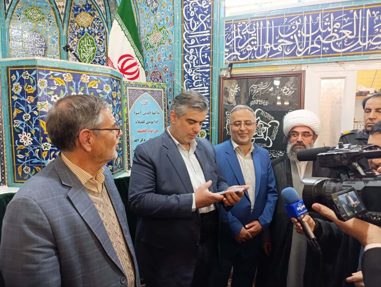 🔻 بهره‌برداری از ۴۷ پروژه عمرانی و اقتصادی در شهرستان دلیجان با ۳ همت اعتبار 

🔹استاندار مرکزی در حاشیه بهره‌برداری از طرح‌های عمرانی و اقتصادی در شهرستان دلیجان در جمع خبرنگاران، گفت: ۴۳ طرح عمرانی و چهار طرح اقتصادی با اعتباری بالغ بر ۳۰ هزار میلیارد ریال اعتبار همزمان با ششمین روز از دهه مبارک فجر در نقاط مختلف شهرستان دلیجان افتتاح شد. 

🔹دکتر مهدی زندیه‌وکیلی، افزود: این تعداد طرح یک‌هزار و ۳۳۰ فرصت شغلی در این شهرستان ایجاد کرد.

🔹وی ادامه داد: برخی طرح‌ها توسط دولت و برخی توسط بخش خصوصی و خیّرین احداث شدند که آغاز عملیات اجرایی کلینیک شیمی درمانی با همت خیّر محترم و افتتاح یک مدرسه خیّرساز از مهم‌ترین طرح‌های عمرانی هستند.

🔹استاندار مرکزی با اشاره به بهره‌برداری از ۲ زمین چمن مصنوعی در دلیجان ،گفت: زمین چمن مصنوعی که قبلاً چمن طبیعی بود با ۱۰۰ میلیارد ریال بهره‌برداری شد که نیاز ورزشی شهرستان را تأمین می‌کند همچنین یک باب زمین چمن مصنوعی توسط شهرداری احداث و امروز افتتاح سد.

🔹استاندار مرکزی گفت: مشکلات شهرهای دلیجان و نراق که امروز در دیدار با مسئولان شهرستان و دیدار چهره به چهره با مردم مطرح شد در سطح استان و کشور پیگیری می‌شود.