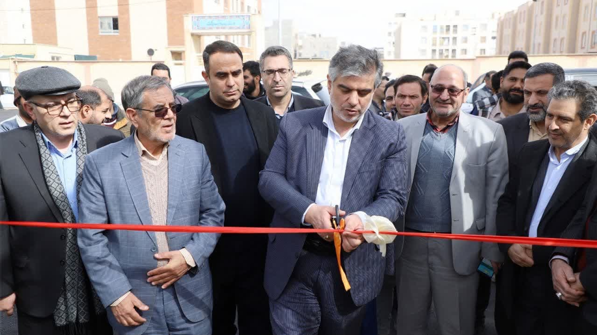 🔻افتتاح متمرکز پروژه‌های مدیریت شهری دلیجان با حضور استاندار مرکزی 

🔹همزمان با ششمین روز از دهه مبارک فجر و در جریان سفر استاندار مرکزی به شهرستان دلیجان پروژه‌های مدیریت شهری شهرداری دلیجان به صورت متمرکز و با افتتاح یک باب زمین چمن مصنوعی،با حضور استاندار ،فرماندار،شهردار،ریس شورای اسلامی شهر دلیجان ومسولان مورد بهره‌برداری قرار گرفت.

🔹مجموع اعتبار هزینه شده برای این پروژه‌ها شامل خرید ماشین آلات، تملک و تخریب برای بازگشایی معابر شهری، آسفالت وجدول‌گذاری سطح شهر، زیباسازی شهری و... بالغ بر ۱۶۰۰ میلیارد ریال است.

🗓چهارشنبه ۱۷ بهمن