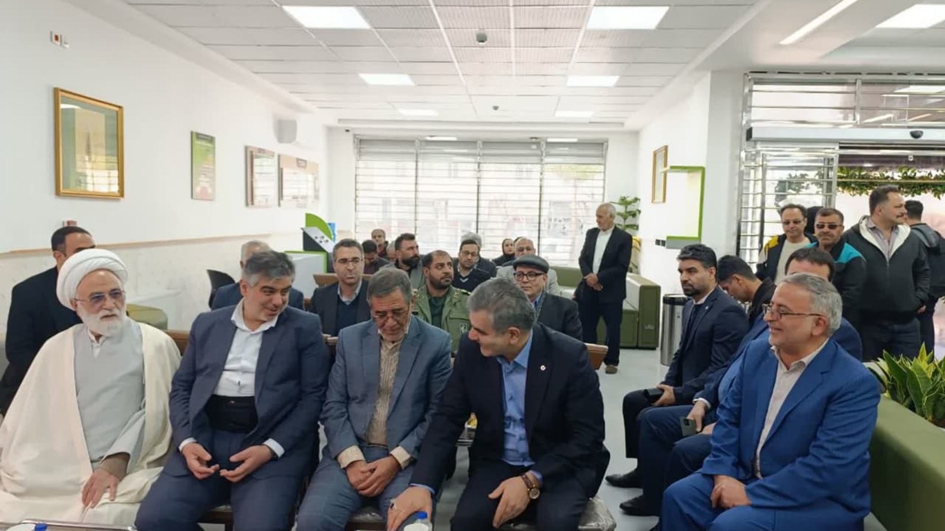 🔹استاندار مرکزی روز چهارشنبه در حاشیه مراسم افتتاح شعبه دلیجان بانک قرض‌الحسنه مهر ایران، گفت: فضای معماری می‌تواند در خدمت‌رسانی به مردم متفاوت و اثرگذار باشد و در صورت وجود فصای مناسب، تعامل کارمند و مردم متفاوت است، این فضاها موجب تکریم و بهبود خدمت‌رسانی به مردم می‌شود.

🔹دکتر زندیه‌وکیلی با تأکید بر لزوم ترویج فرهنگ قرض‌الحسنه ادامه داد: وقتی مبانی اسلام رعایت شود، خداوند برکت بیشتری به کار می‌بخشد و باید فعالیت‌های خود را بر مبانی اصول اقتصاد اسلامی پایه‌گذاری کنیم. 

🔹وی تصریح کرد: بهزیستی نیازمند همکاری بیشتر برای دریافت تسهیلات است و باید کمک شود تا روند پرداخت تسهیلات به مددجویان بهتر انجام شود و بین مجموعه بانک مهر با دولت ارتباطات ببشتری وجود داشته باشد.