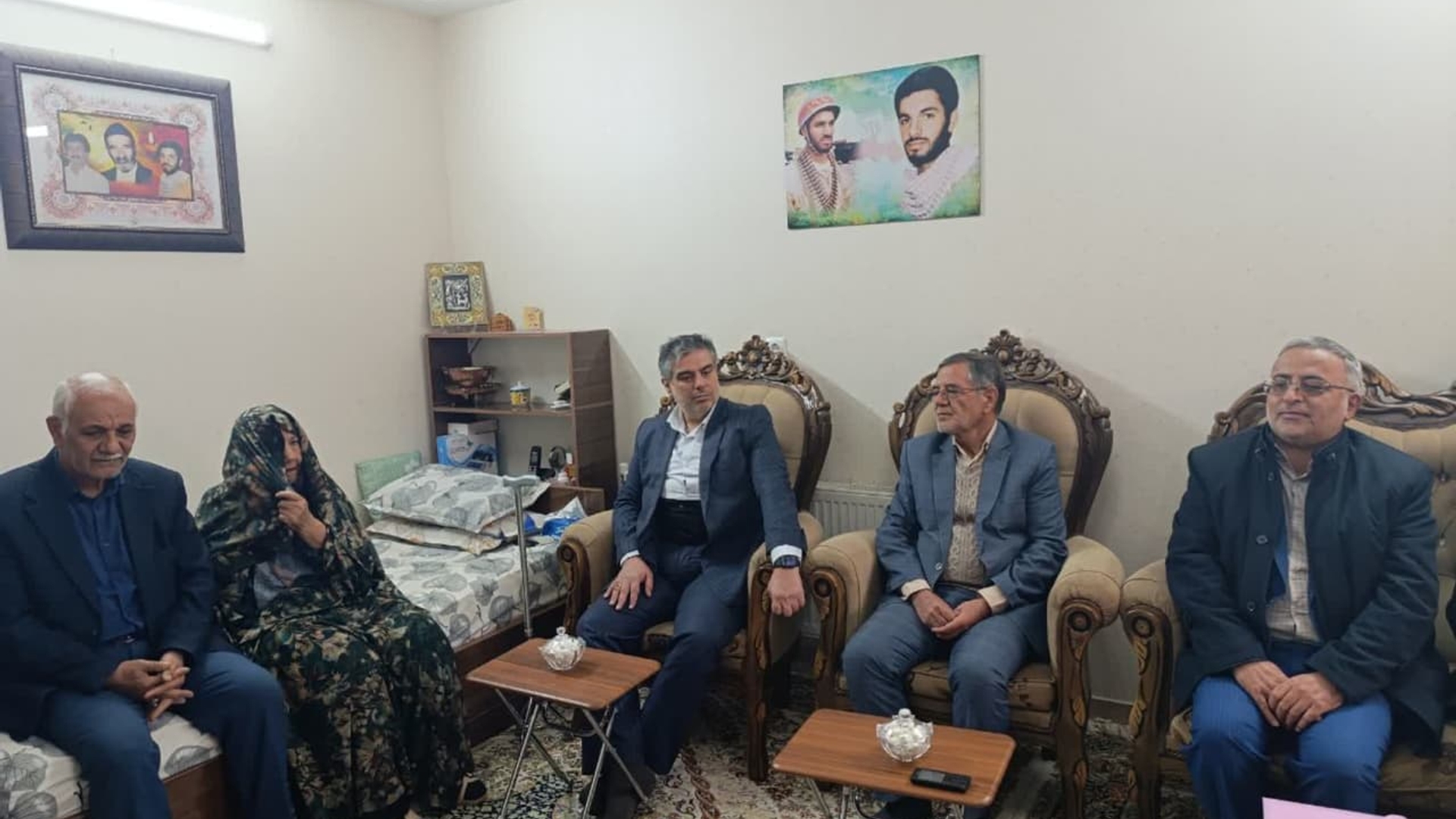 🔻تجلیل استاندار مرکزی از والدین شهید "ابوالفضل صادقی" در شهرستان دلیجان 

🔹به مناسبت دهه مبارک فجر و به پاس گرامیداشت جانفشانی شهدا، استاندار مرکزی در جریان سفر به شهرستان دلیجان به اتفاق نماینده مردم شریف دلیجان و محلات و جمعی از مسئولان با حضور در منزل شهید والامقام دوران دفاع مقدس "ابوالفضل صادقی" ضمن دیدار و گفتگو با خانواده معظم شهید، از شکیبایی و ایثار پدر و مادر گران‌قدر شهید تجلیل کرد.

🔹شهید ابوالفضل صادقی در ۳۰ مردادماه سال ۱۳۴۶ در شهر دلیجان متولد شد، در چهارده‌سالگی درس را رها کرد و برای پشتیبانی و بازسازی مناطق جنگ‌زده همراه ستاد پشتیبانی جنگ جهاد سازندگی شهرستان دلیجان، رهسپار منطقه جنگی شد و پس از چندین بار مجروحیت، سرانجام در نوزدهم تیرماه ۱۳۶۵ با انفجار خمپاره او و هم‌سنگرش جامی از شربت شهادت را می‌نوشند و ندای حق را لبیک می‌گویند؛ او با اقتدا به هم نام خود قمر بنی‌هاشم (ع) در عملیات کربلای یک که رمز عملیات نام مقدس حضرت ابوالفضل العباس (عل) بود دست راست و سر خود را تقدیم حضرت حق می‌کند.