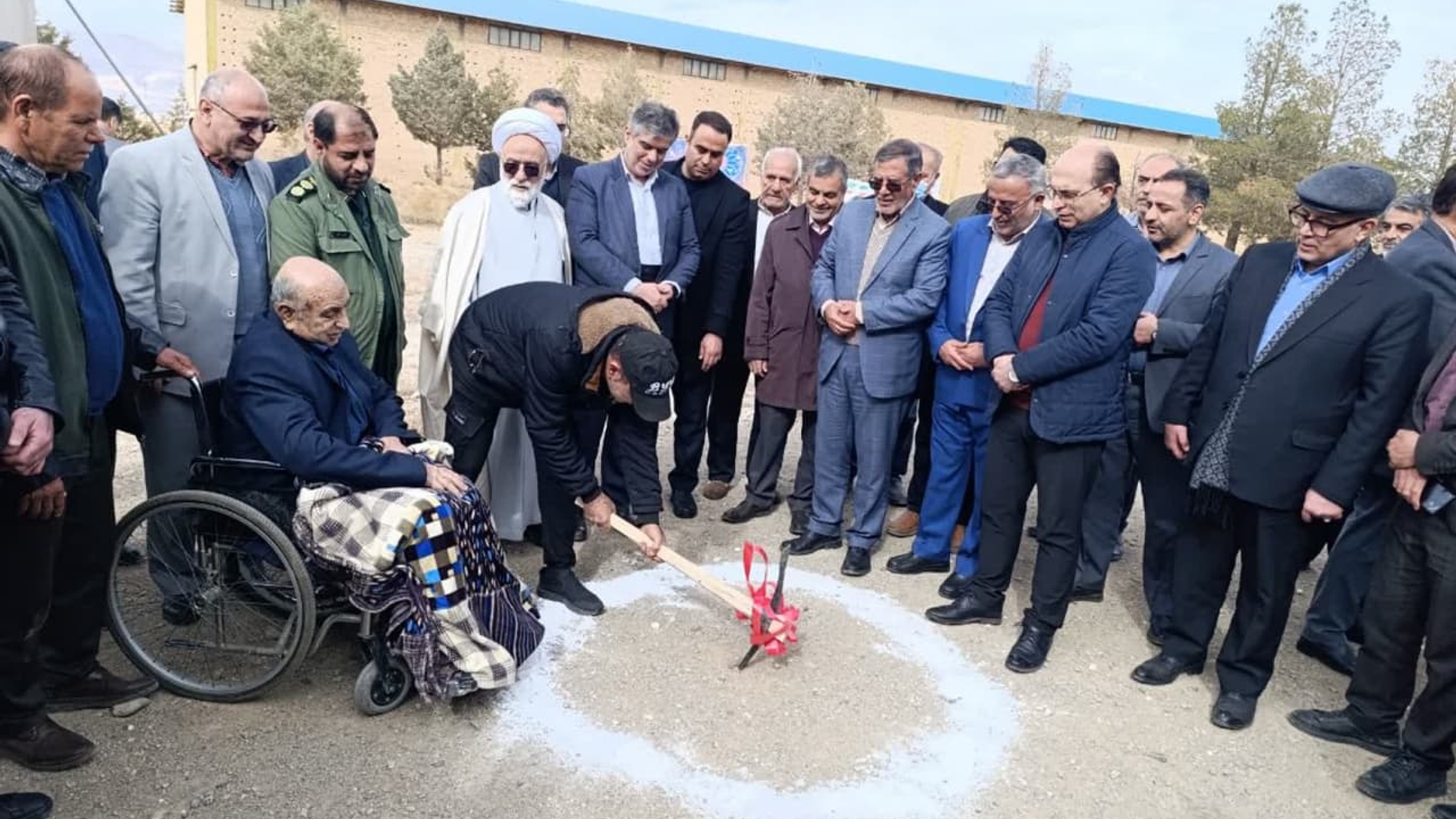 💢کلینیک شیمی‌درمانی بیمارستان امام صادق (ع) دلیجان کلنگ‌زنی شد 
 
🔸کلینیک شیمی‌درمانی بیمارستان امام صادق (ع) دلیجان با مشارکت خیر نیک‌اندیش، حاج حسین شفیعی، روز چهارشنبه ۱۷ بهمن با حضوراستاندار،فرماندار،نماینده مردم دلیجان و محلات وجمعی از  مسئولان شهرستان  کلنگ‌زنی شد. 
 
این مرکز با هدف ارائه خدمات درمانی به بیماران مبتلا به سرطان راه‌اندازی می‌شود و نقش مهمی در ارتقای سطح سلامت منطقه خواهد داشت. در این آیین، جمعی از مقامات محلی و استانی حضور داشتند و بر اهمیت نقش خیرین در توسعه زیرساخت‌های درمانی تأکید شد.

🗓چهارشنبه ۱۷ بهمن ۱۴۰۳